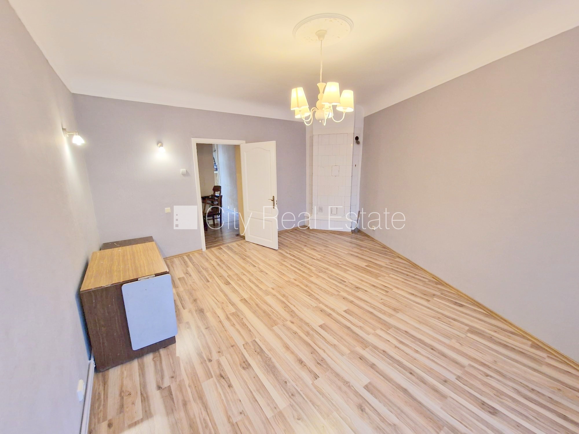 Sludinājumi. Fasādes māja, renovēta māja, ieeja no ielas, kāpņu telpa pēc kosmētiskā remonta, logi vērsti mājas Cena: 340 EUR/mēn Foto #4