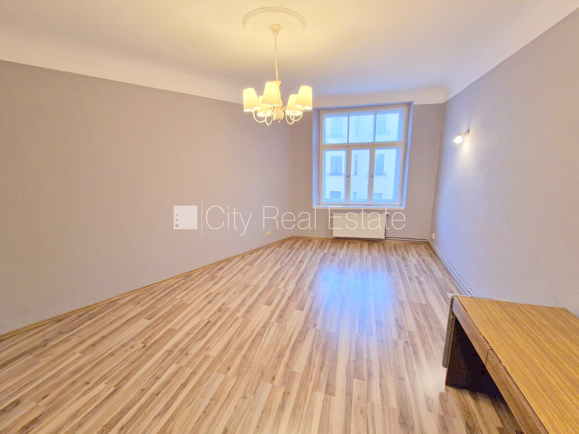 Sludinājumi. Fasādes māja, renovēta māja, ieeja no ielas, kāpņu telpa pēc kosmētiskā remonta, logi vērsti mājas Cena: 340 EUR/mēn Foto #2