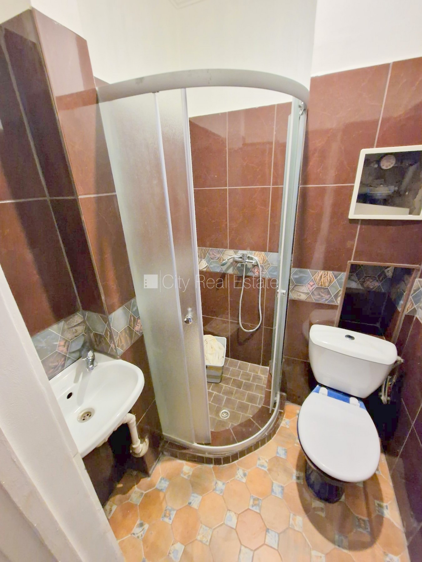 Sludinājumi. Fasādes māja, renovēta māja, ieeja no ielas, kāpņu telpa pēc kosmētiskā remonta, logi vērsti mājas Cena: 340 EUR/mēn Foto #15