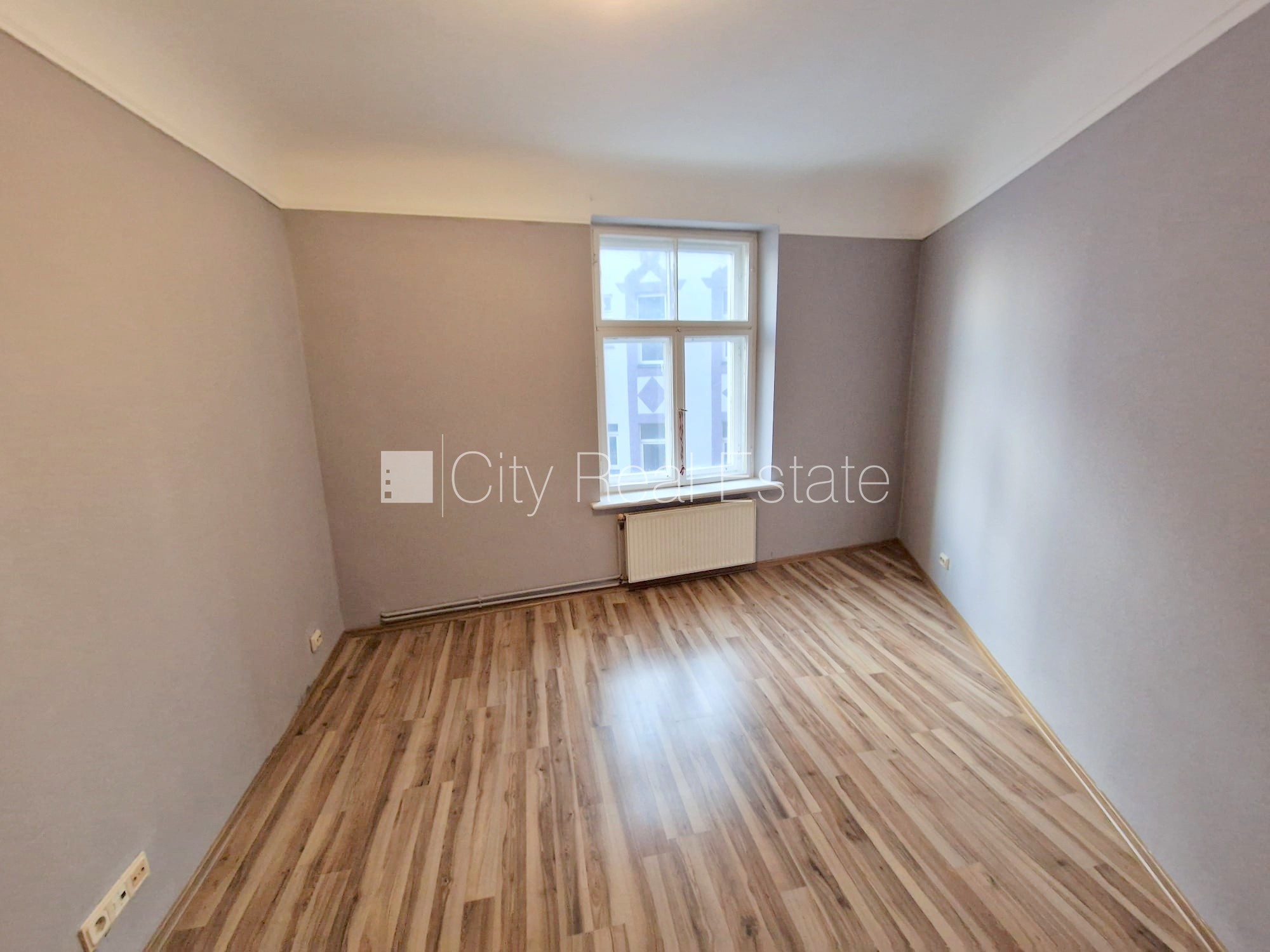 Sludinājumi. Fasādes māja, renovēta māja, ieeja no ielas, kāpņu telpa pēc kosmētiskā remonta, logi vērsti mājas Cena: 340 EUR/mēn Foto #8