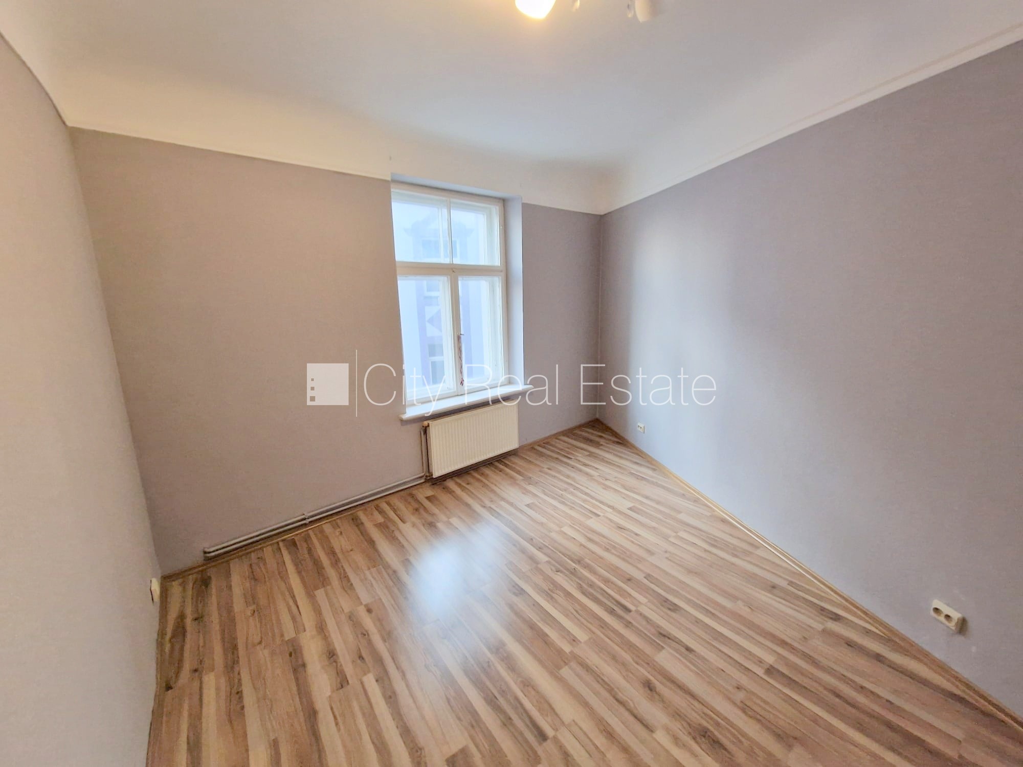 Sludinājumi. Fasādes māja, renovēta māja, ieeja no ielas, kāpņu telpa pēc kosmētiskā remonta, logi vērsti mājas Cena: 340 EUR/mēn Foto #7