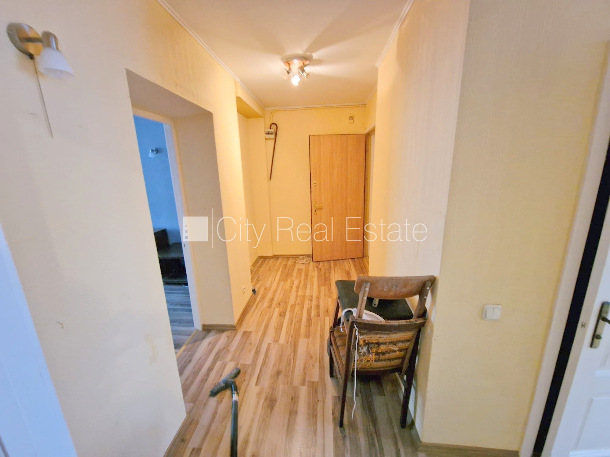 Sludinājumi. Fasādes māja, renovēta māja, ieeja no ielas, kāpņu telpa pēc kosmētiskā remonta, logi vērsti mājas Cena: 340 EUR/mēn Foto #5