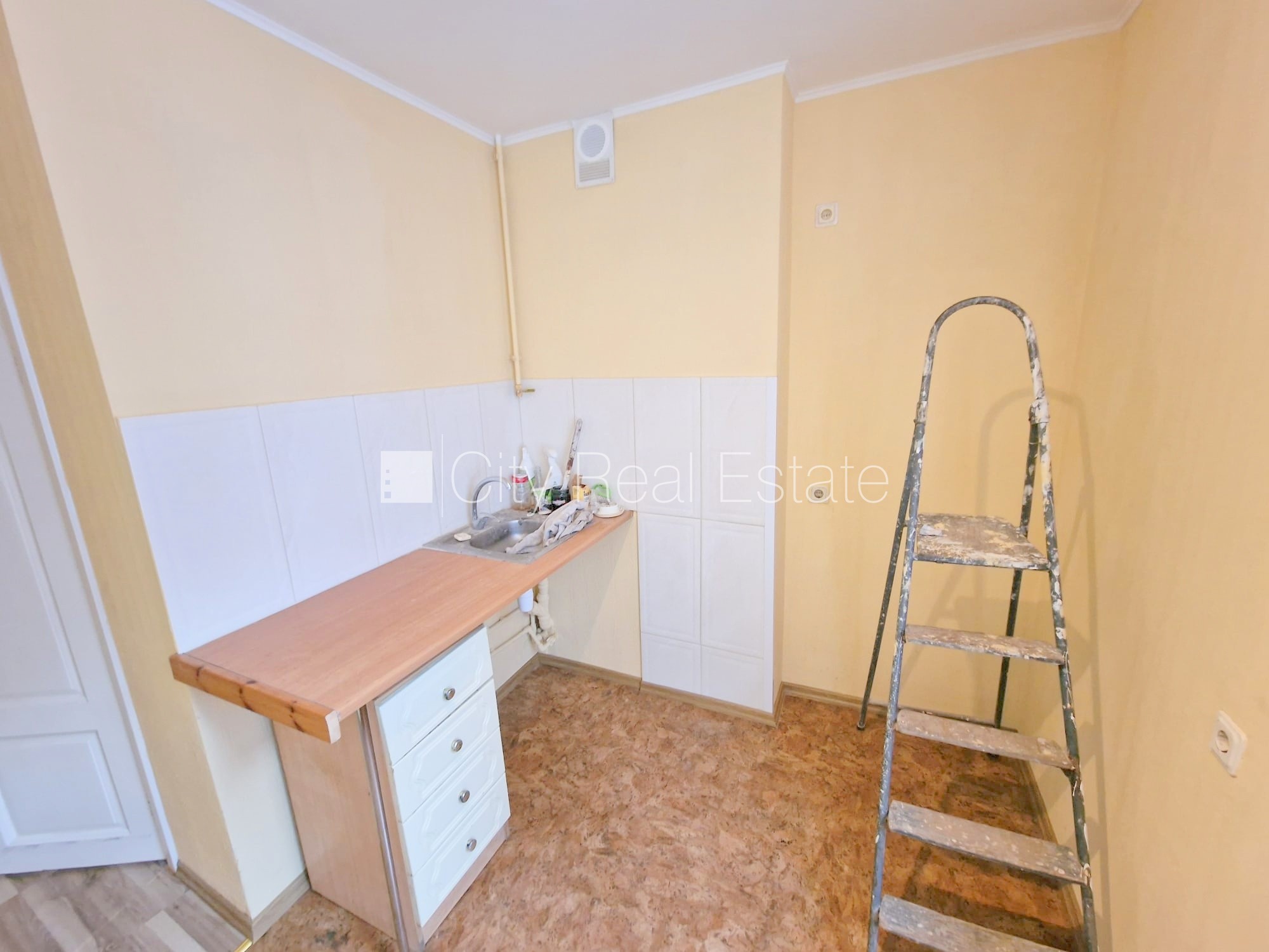 Sludinājumi. Fasādes māja, renovēta māja, ieeja no ielas, kāpņu telpa pēc kosmētiskā remonta, logi vērsti mājas Cena: 340 EUR/mēn Foto #12