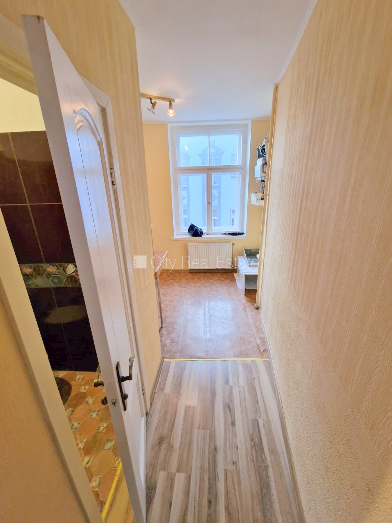 Sludinājumi. Fasādes māja, renovēta māja, ieeja no ielas, kāpņu telpa pēc kosmētiskā remonta, logi vērsti mājas Cena: 340 EUR/mēn Foto #10