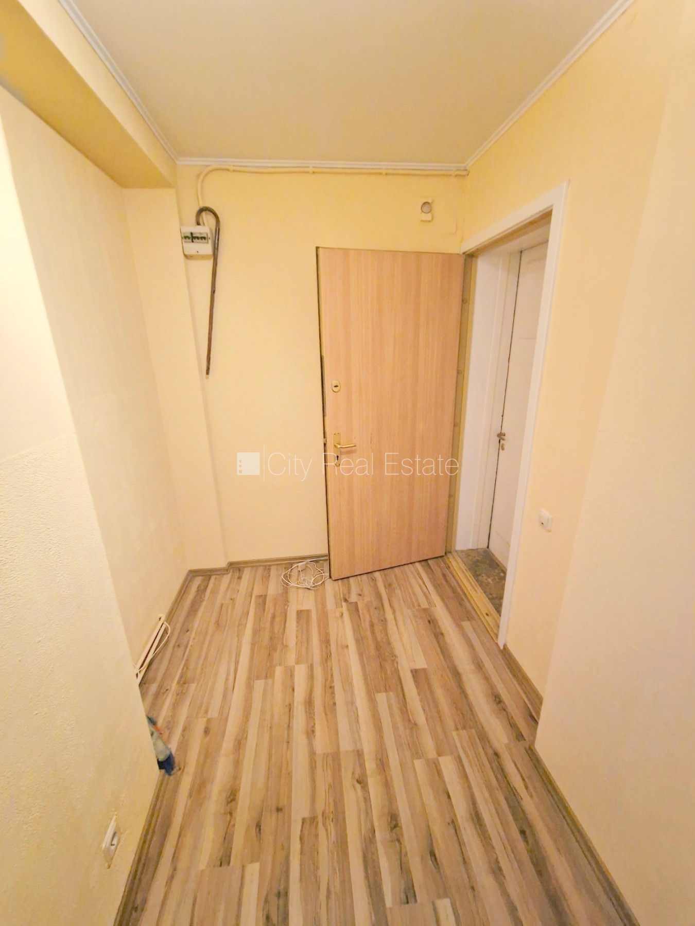 Sludinājumi. Fasādes māja, renovēta māja, ieeja no ielas, kāpņu telpa pēc kosmētiskā remonta, logi vērsti mājas Cena: 340 EUR/mēn Foto #9