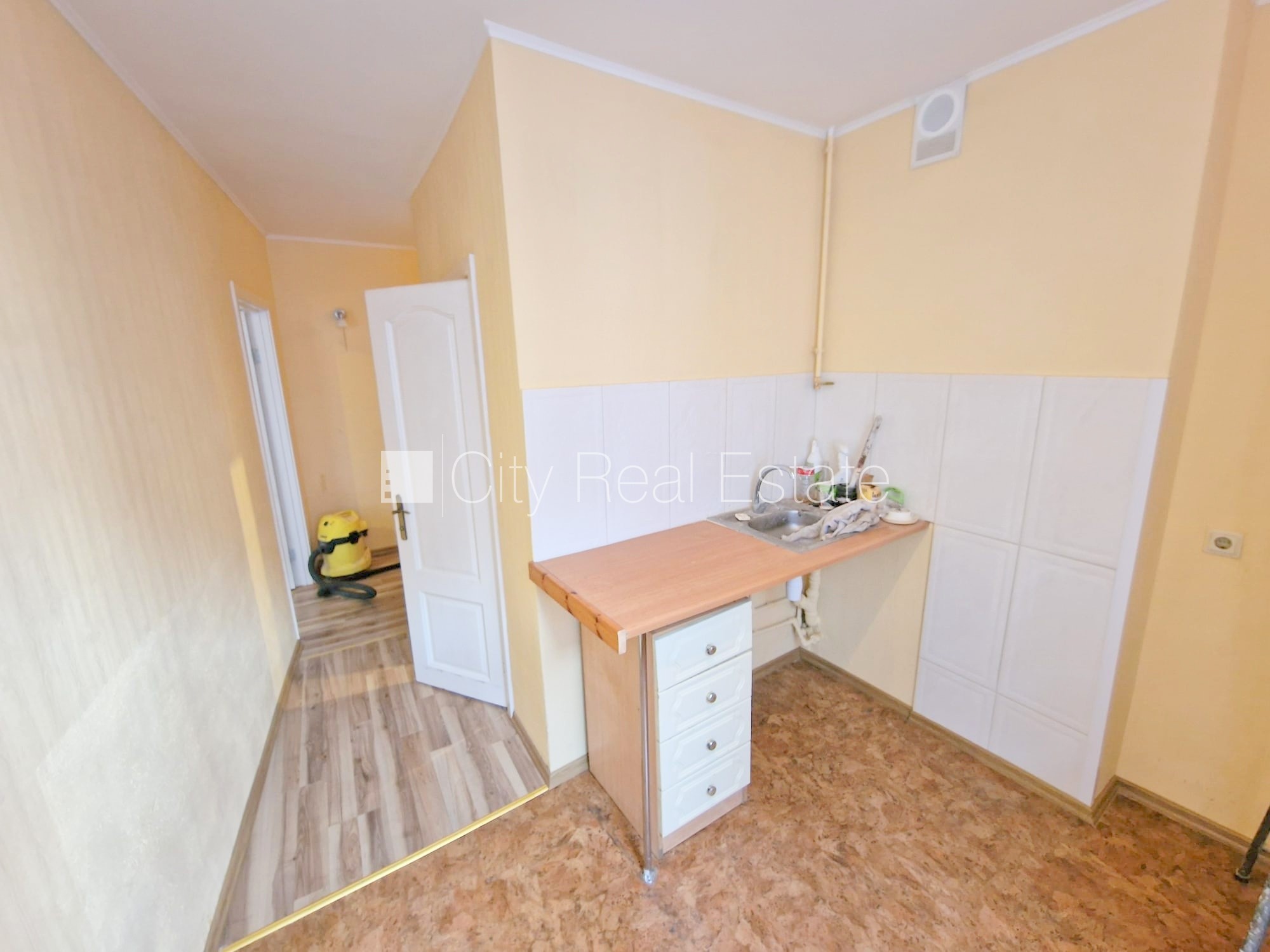 Sludinājumi. Fasādes māja, renovēta māja, ieeja no ielas, kāpņu telpa pēc kosmētiskā remonta, logi vērsti mājas Cena: 340 EUR/mēn Foto #13