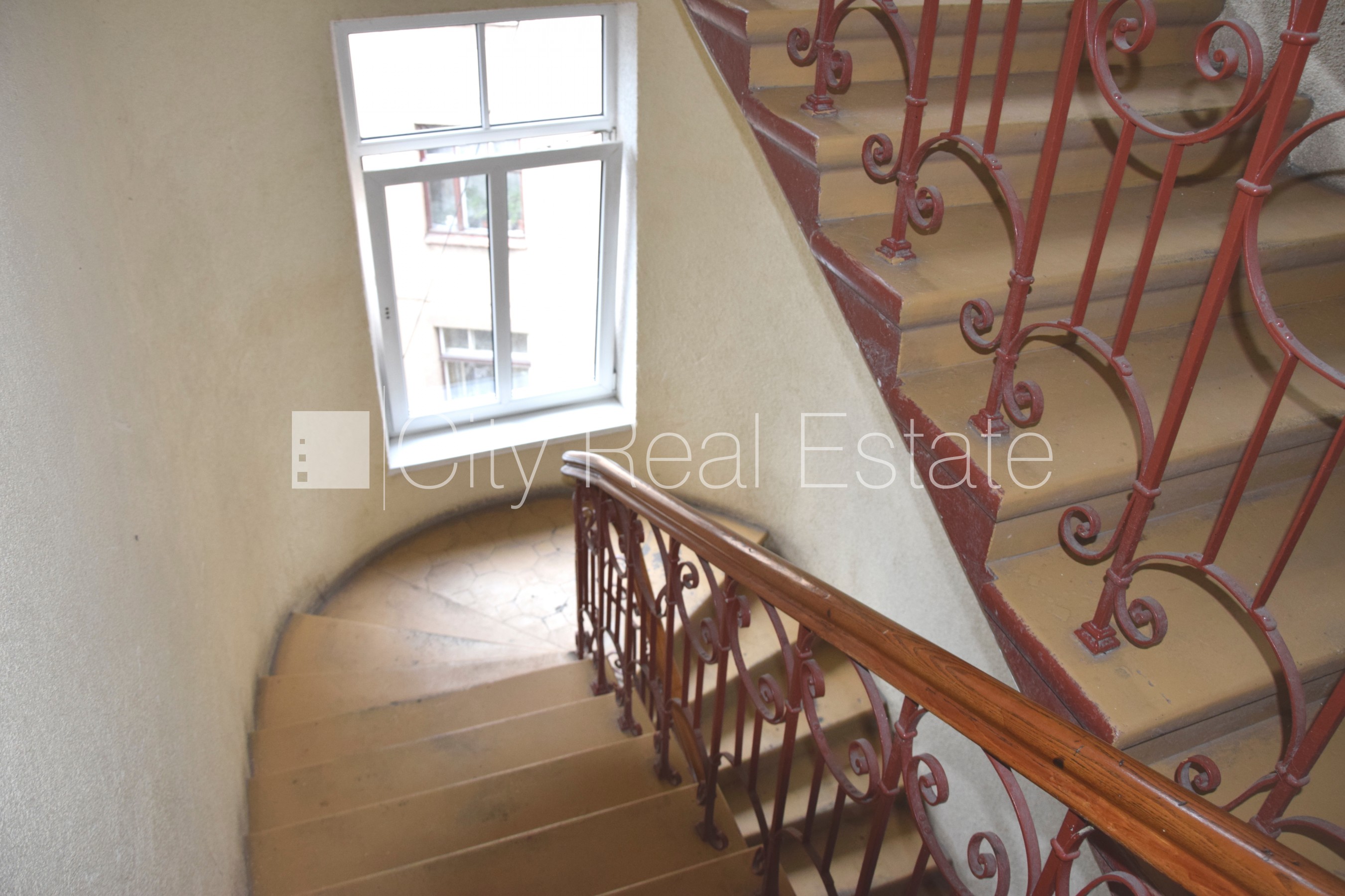 Sludinājumi. Fasādes māja, renovēta māja, ieeja no ielas, kāpņu telpa pēc kosmētiskā remonta, logi vērsti mājas Cena: 340 EUR/mēn Foto #16