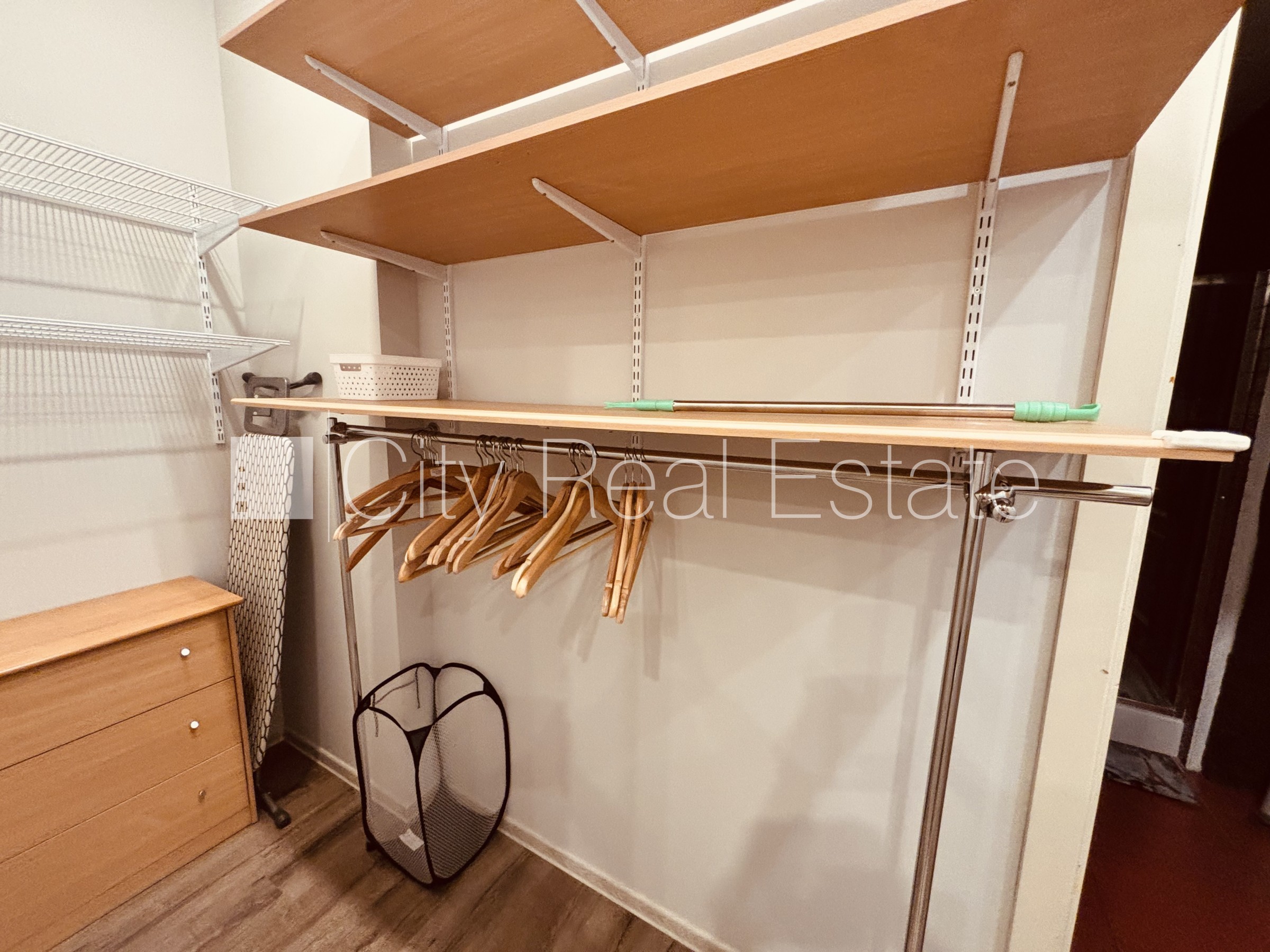 Sludinājumi. Fasādes māja, renovēta māja, iespēja nomāt autostāvvietu, ieeja no ielas, kāpņu telpa pēc kapitālā Cena: 2000 EUR/mēn Foto #18