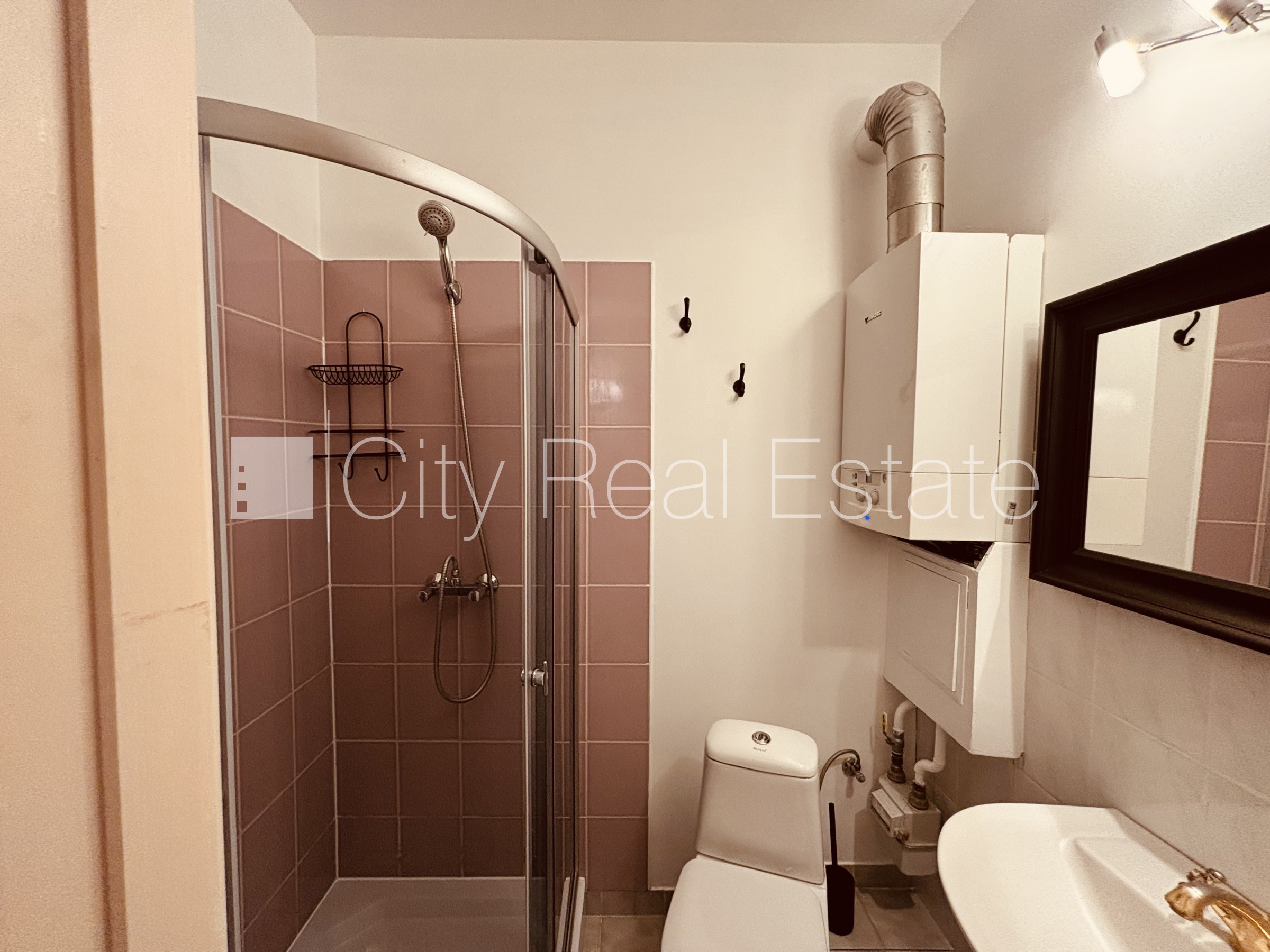 Sludinājumi. Fasādes māja, renovēta māja, iespēja nomāt autostāvvietu, ieeja no ielas, kāpņu telpa pēc kapitālā Cena: 2000 EUR/mēn Foto #19