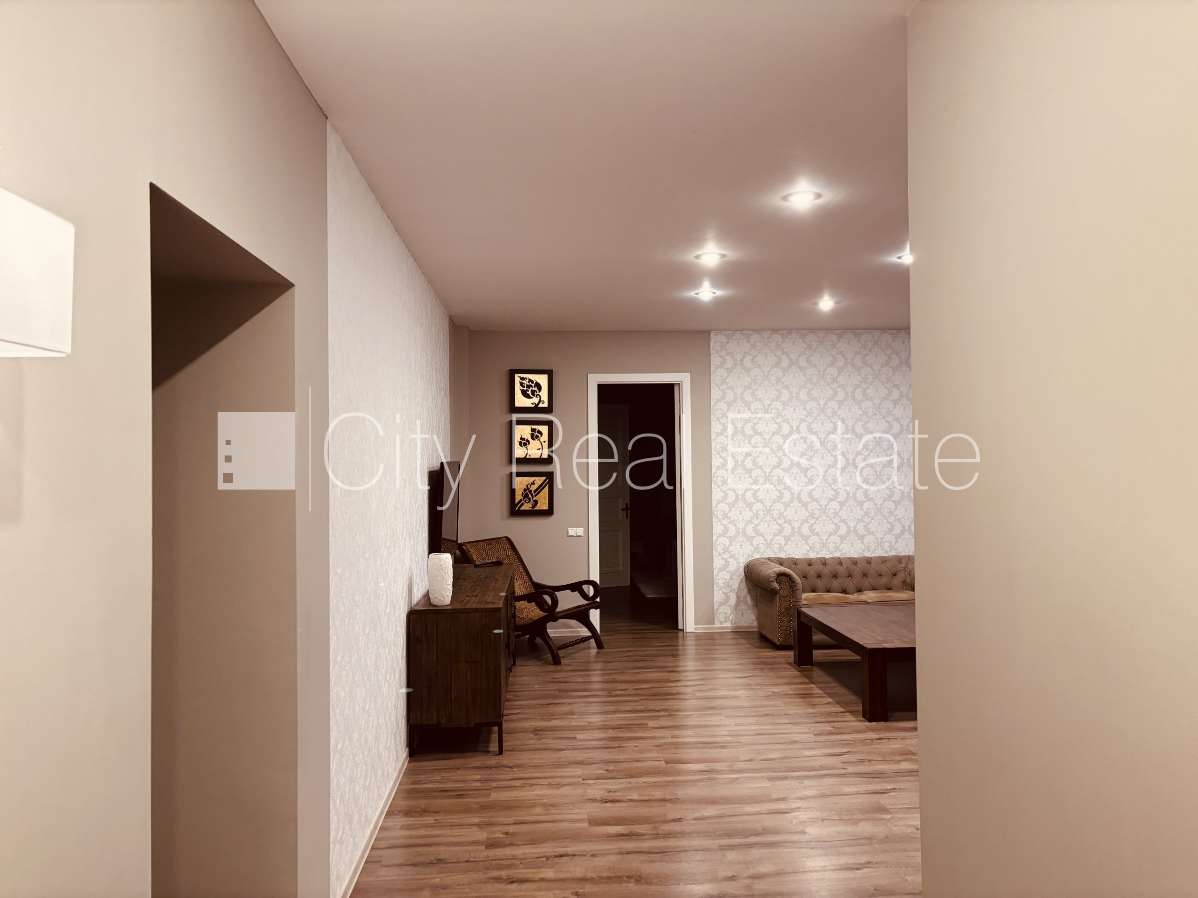 Sludinājumi. Fasādes māja, renovēta māja, iespēja nomāt autostāvvietu, ieeja no ielas, kāpņu telpa pēc kapitālā Cena: 2000 EUR/mēn Foto #3