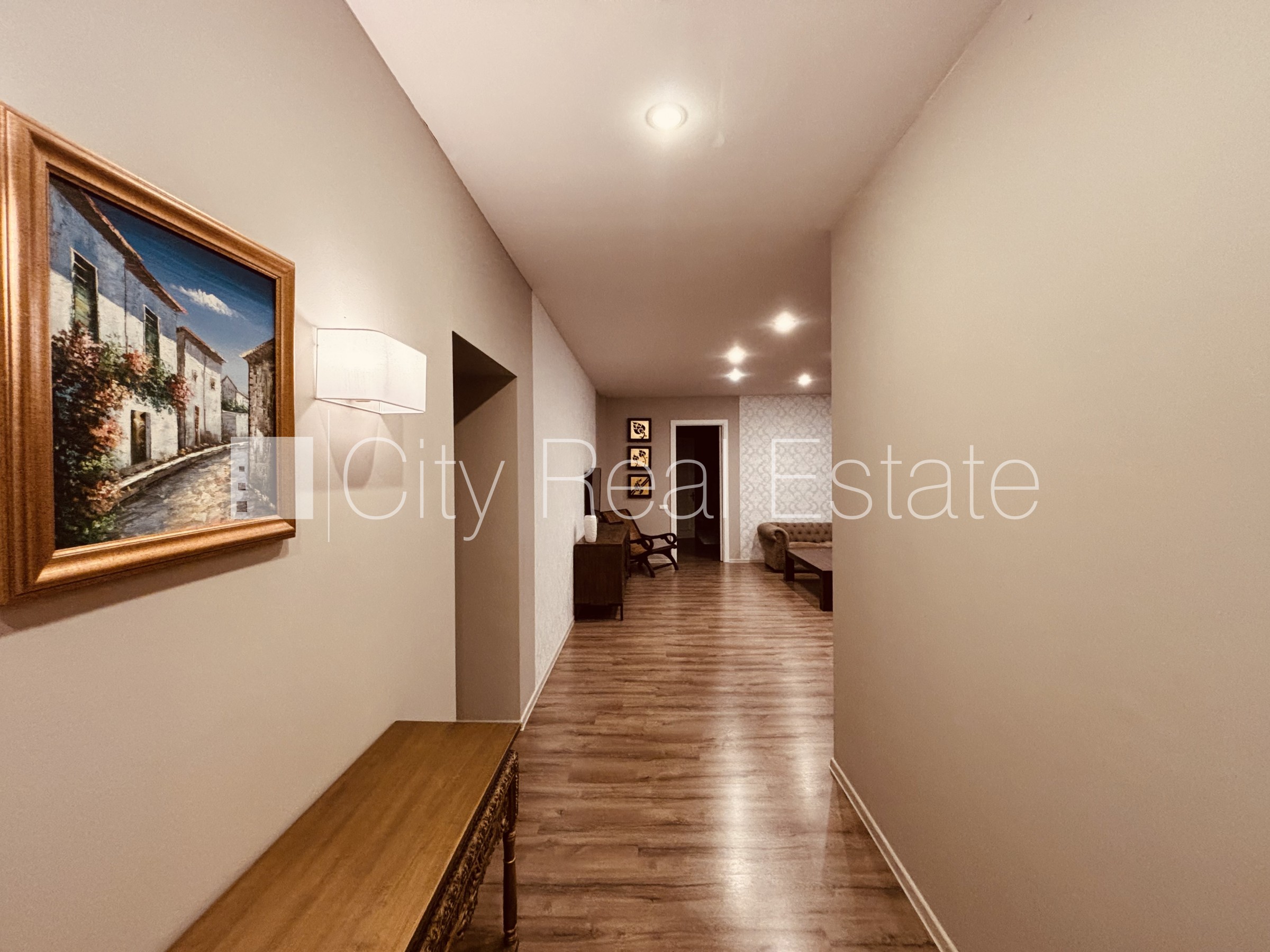 Sludinājumi. Fasādes māja, renovēta māja, iespēja nomāt autostāvvietu, ieeja no ielas, kāpņu telpa pēc kapitālā Cena: 2000 EUR/mēn Foto #23