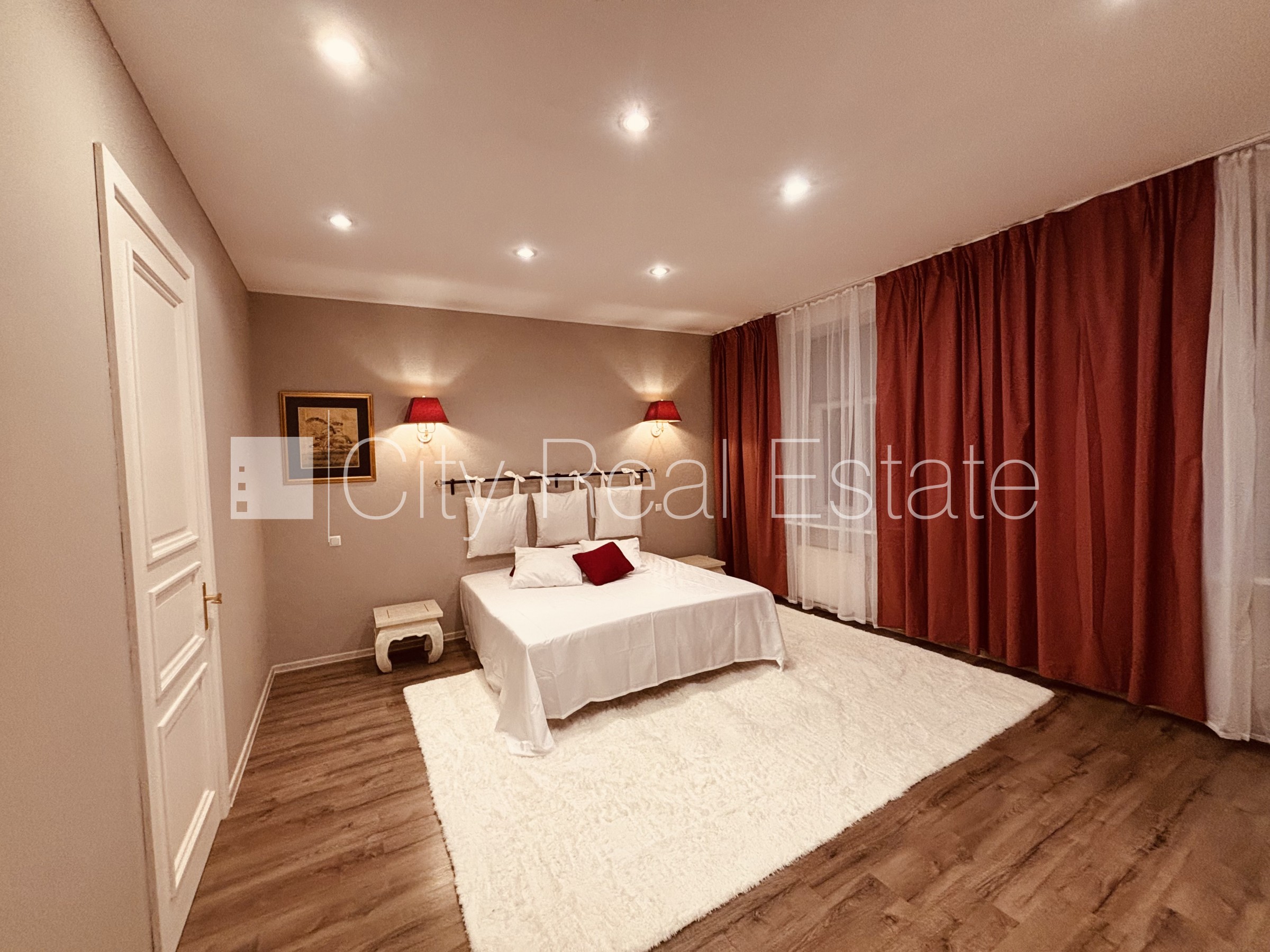 Sludinājumi. Fasādes māja, renovēta māja, iespēja nomāt autostāvvietu, ieeja no ielas, kāpņu telpa pēc kapitālā Cena: 2000 EUR/mēn Foto #1