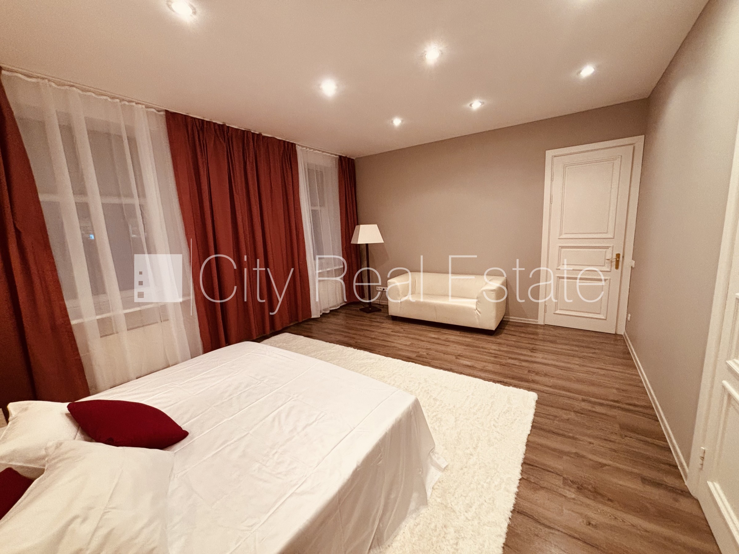 Sludinājumi. Fasādes māja, renovēta māja, iespēja nomāt autostāvvietu, ieeja no ielas, kāpņu telpa pēc kapitālā Cena: 2000 EUR/mēn Foto #6