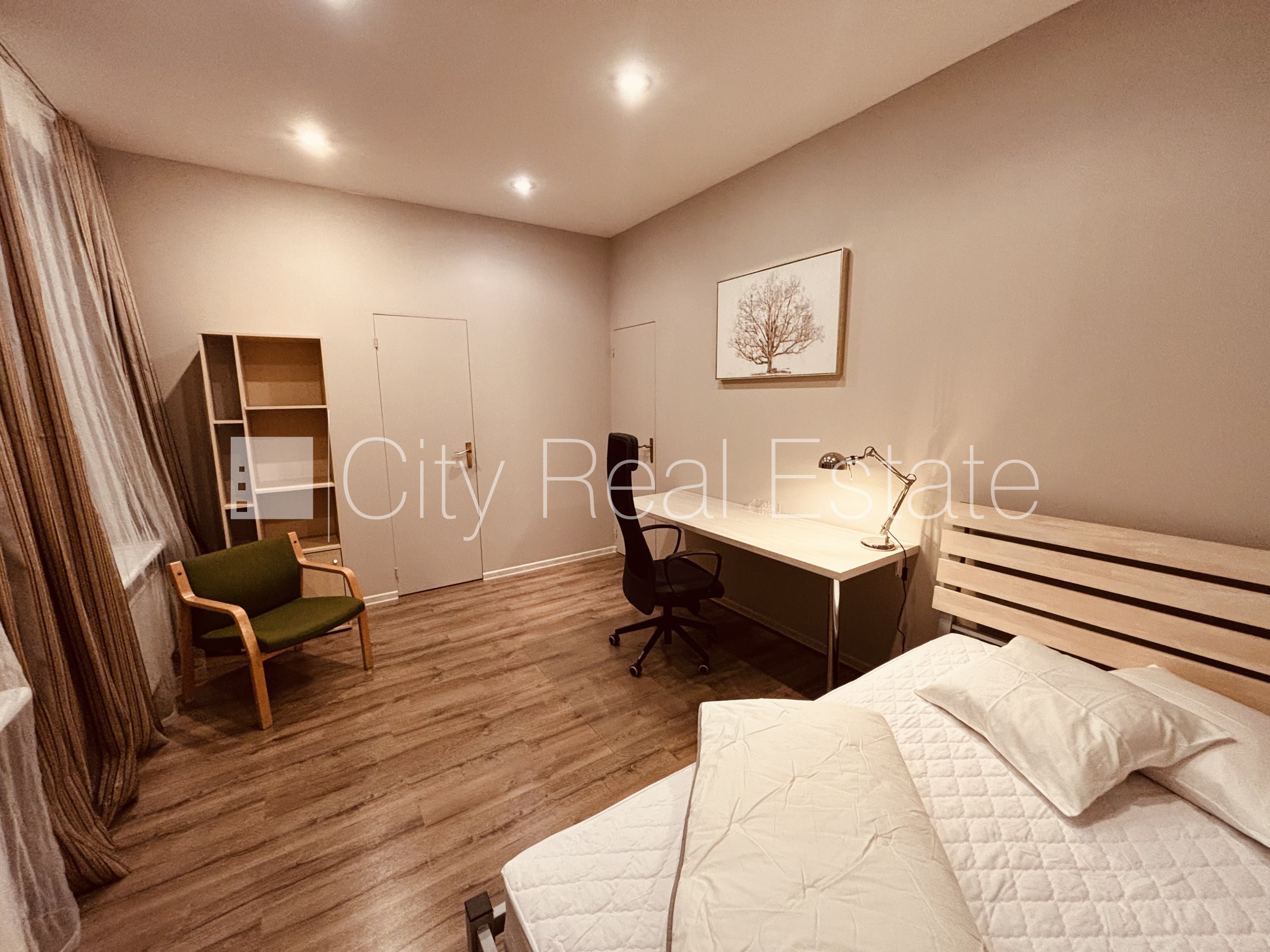 Sludinājumi. Fasādes māja, renovēta māja, iespēja nomāt autostāvvietu, ieeja no ielas, kāpņu telpa pēc kapitālā Cena: 2000 EUR/mēn Foto #7