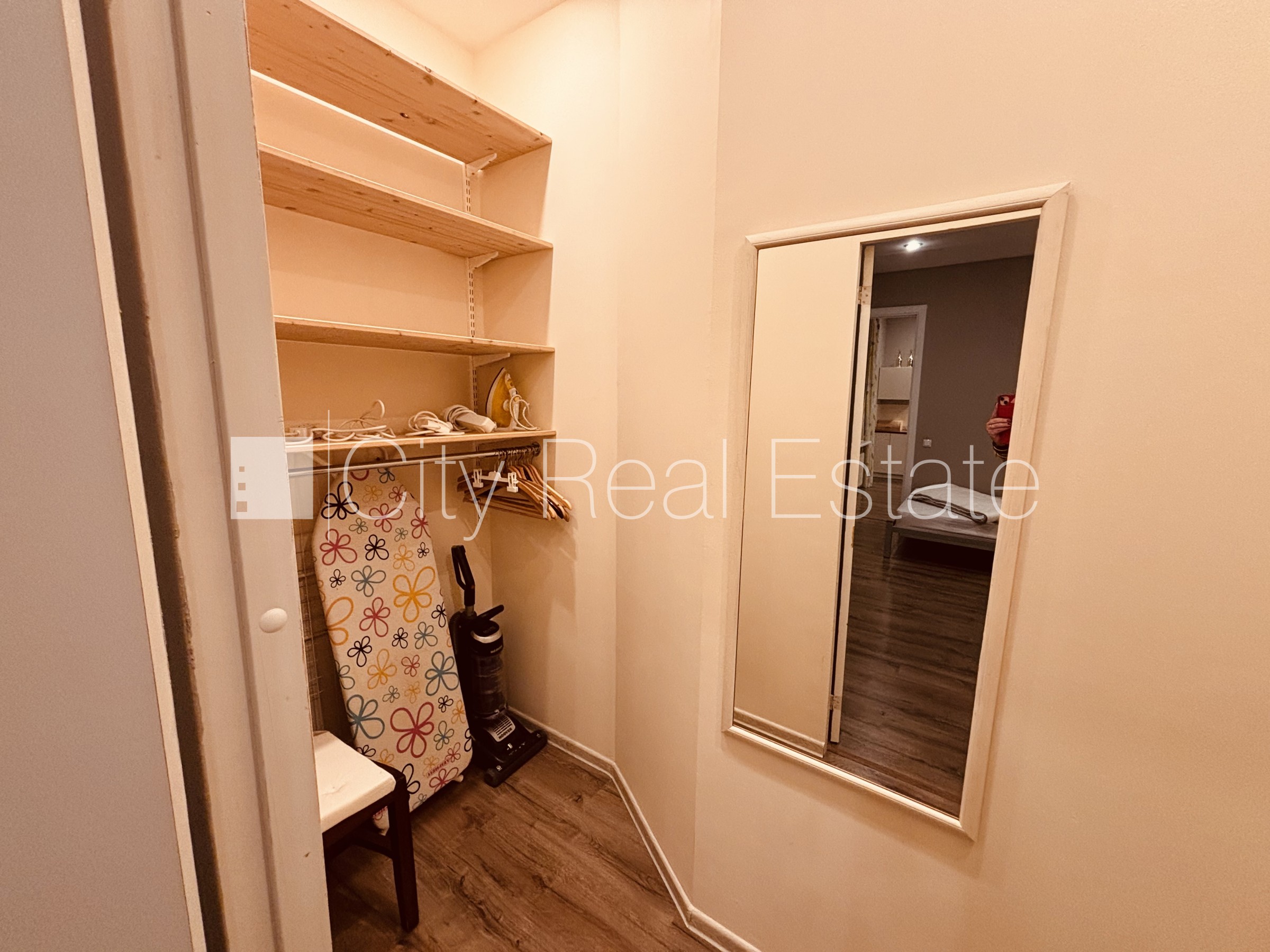 Sludinājumi. Fasādes māja, renovēta māja, iespēja nomāt autostāvvietu, ieeja no ielas, kāpņu telpa pēc kapitālā Cena: 2000 EUR/mēn Foto #11