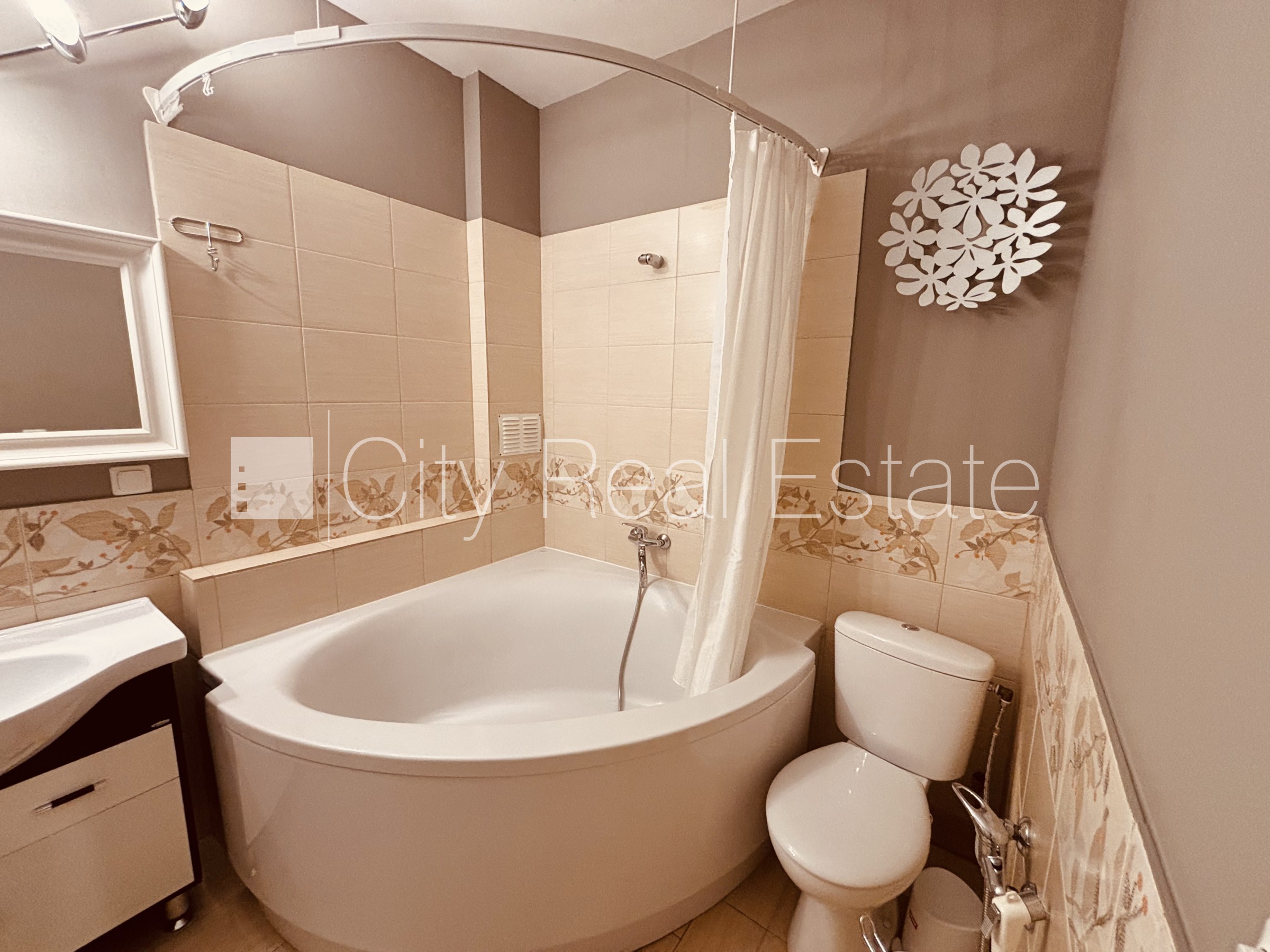 Sludinājumi. Fasādes māja, renovēta māja, iespēja nomāt autostāvvietu, ieeja no ielas, kāpņu telpa pēc kapitālā Cena: 2000 EUR/mēn Foto #12