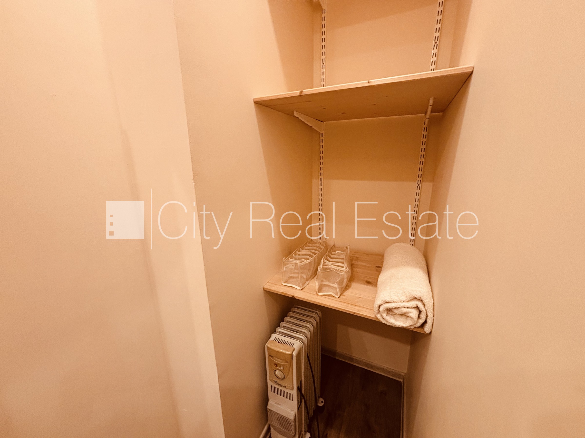 Sludinājumi. Fasādes māja, renovēta māja, iespēja nomāt autostāvvietu, ieeja no ielas, kāpņu telpa pēc kapitālā Cena: 2000 EUR/mēn Foto #17