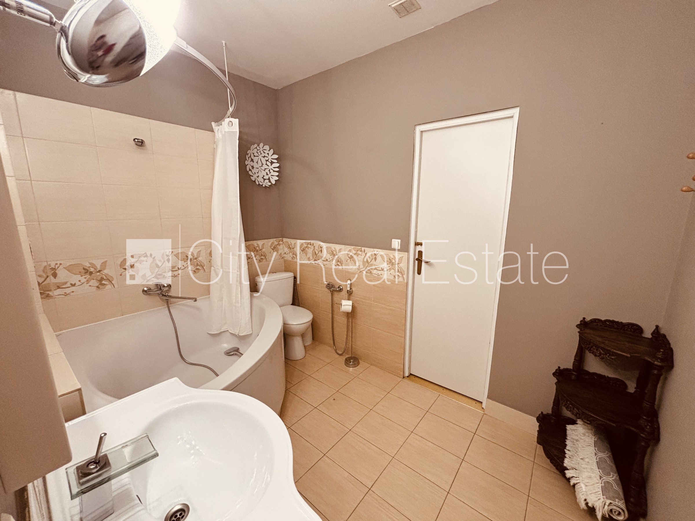 Sludinājumi. Fasādes māja, renovēta māja, iespēja nomāt autostāvvietu, ieeja no ielas, kāpņu telpa pēc kapitālā Cena: 2000 EUR/mēn Foto #14