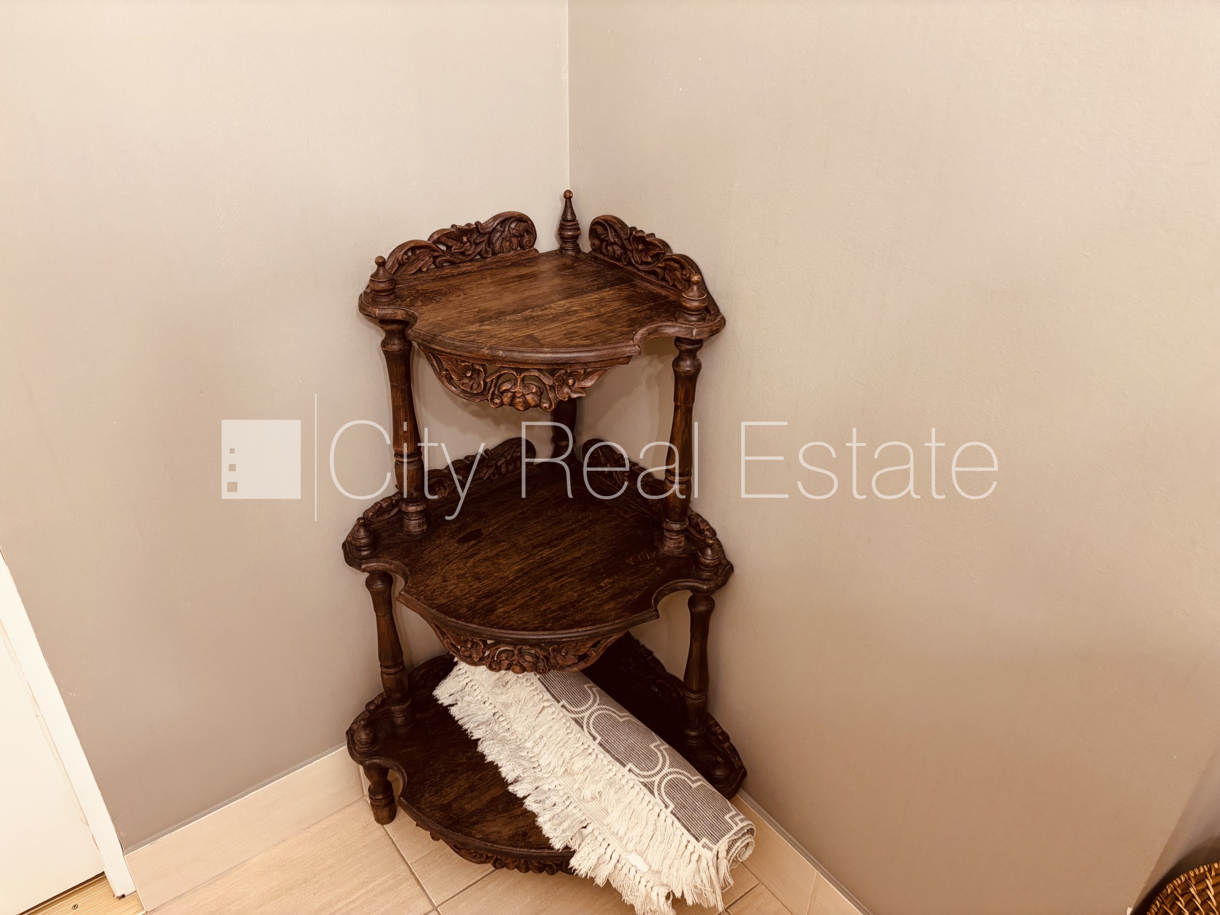 Sludinājumi. Fasādes māja, renovēta māja, iespēja nomāt autostāvvietu, ieeja no ielas, kāpņu telpa pēc kapitālā Cena: 2000 EUR/mēn Foto #13