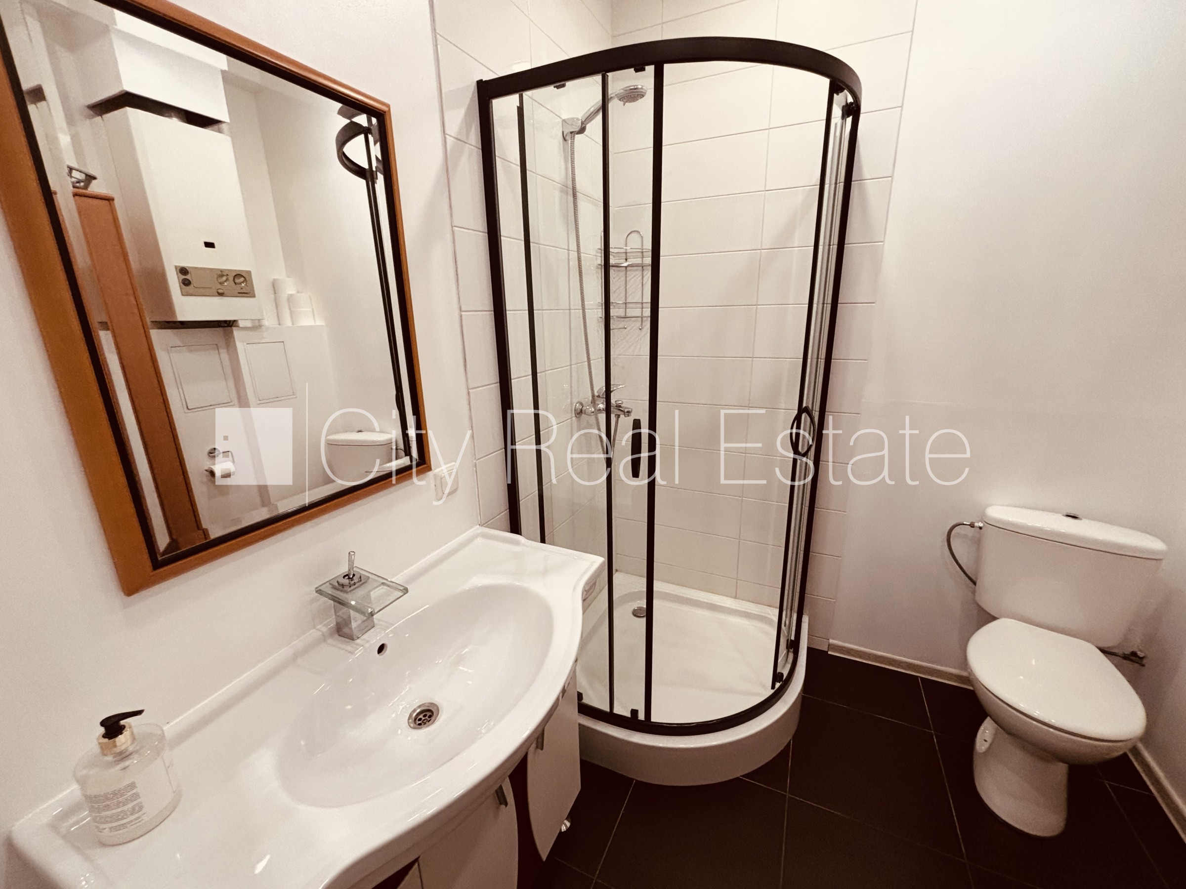 Sludinājumi. Fasādes māja, renovēta māja, iespēja nomāt autostāvvietu, ieeja no ielas, kāpņu telpa pēc kapitālā Cena: 2000 EUR/mēn Foto #16