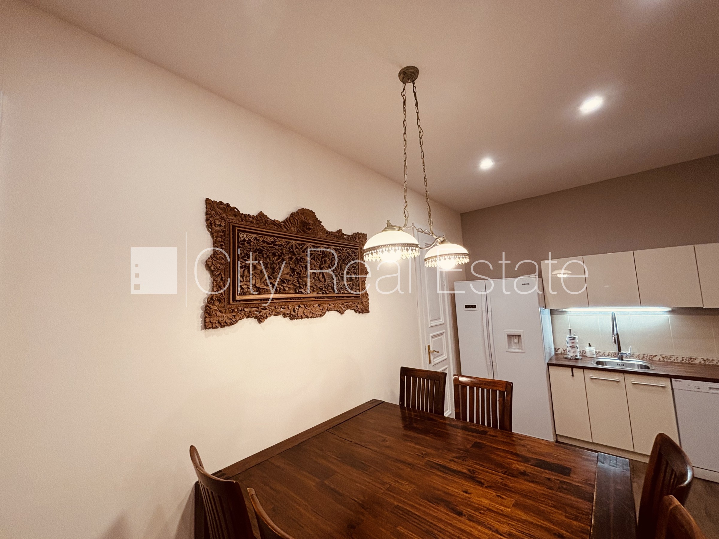 Sludinājumi. Fasādes māja, renovēta māja, iespēja nomāt autostāvvietu, ieeja no ielas, kāpņu telpa pēc kapitālā Cena: 2000 EUR/mēn Foto #5