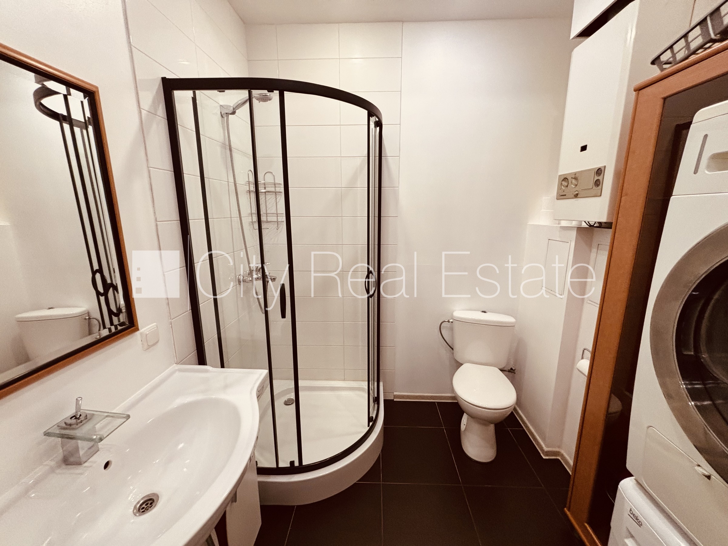 Sludinājumi. Fasādes māja, renovēta māja, iespēja nomāt autostāvvietu, ieeja no ielas, kāpņu telpa pēc kapitālā Cena: 2000 EUR/mēn Foto #24