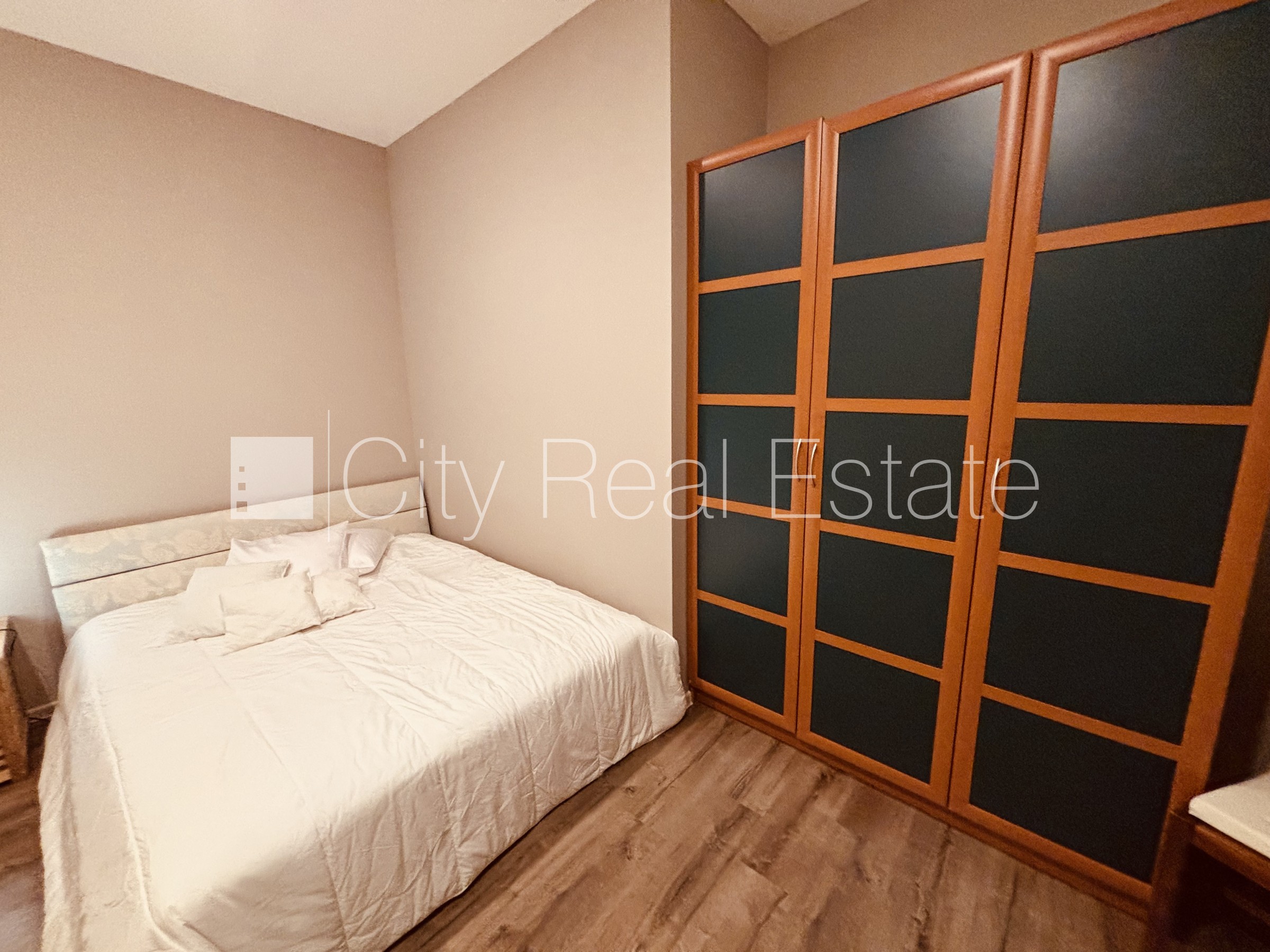 Sludinājumi. Fasādes māja, renovēta māja, iespēja nomāt autostāvvietu, ieeja no ielas, kāpņu telpa pēc kapitālā Cena: 2000 EUR/mēn Foto #9