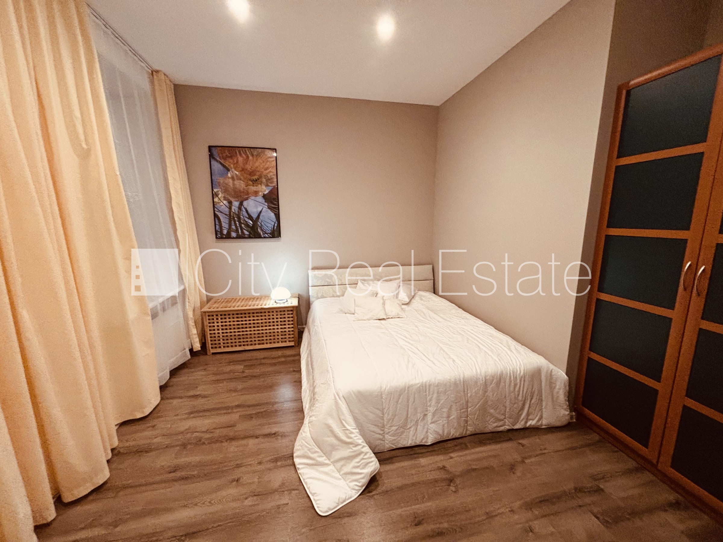 Sludinājumi. Fasādes māja, renovēta māja, iespēja nomāt autostāvvietu, ieeja no ielas, kāpņu telpa pēc kapitālā Cena: 2000 EUR/mēn Foto #10