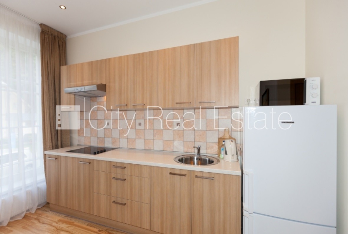 Sludinājumi. Labiekārtots apzaļumots pagalms, teritorijas iebrauktuves vārti aprīkoti ar automatizētu atvēršanās Cena: 650 EUR/mēn Foto #4