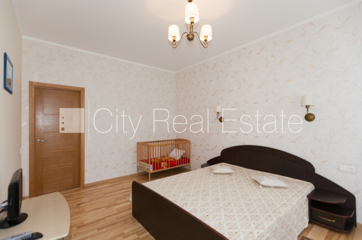 Sludinājumi. Labiekārtots apzaļumots pagalms, teritorijas iebrauktuves vārti aprīkoti ar automatizētu atvēršanās Cena: 650 EUR/mēn Foto #7