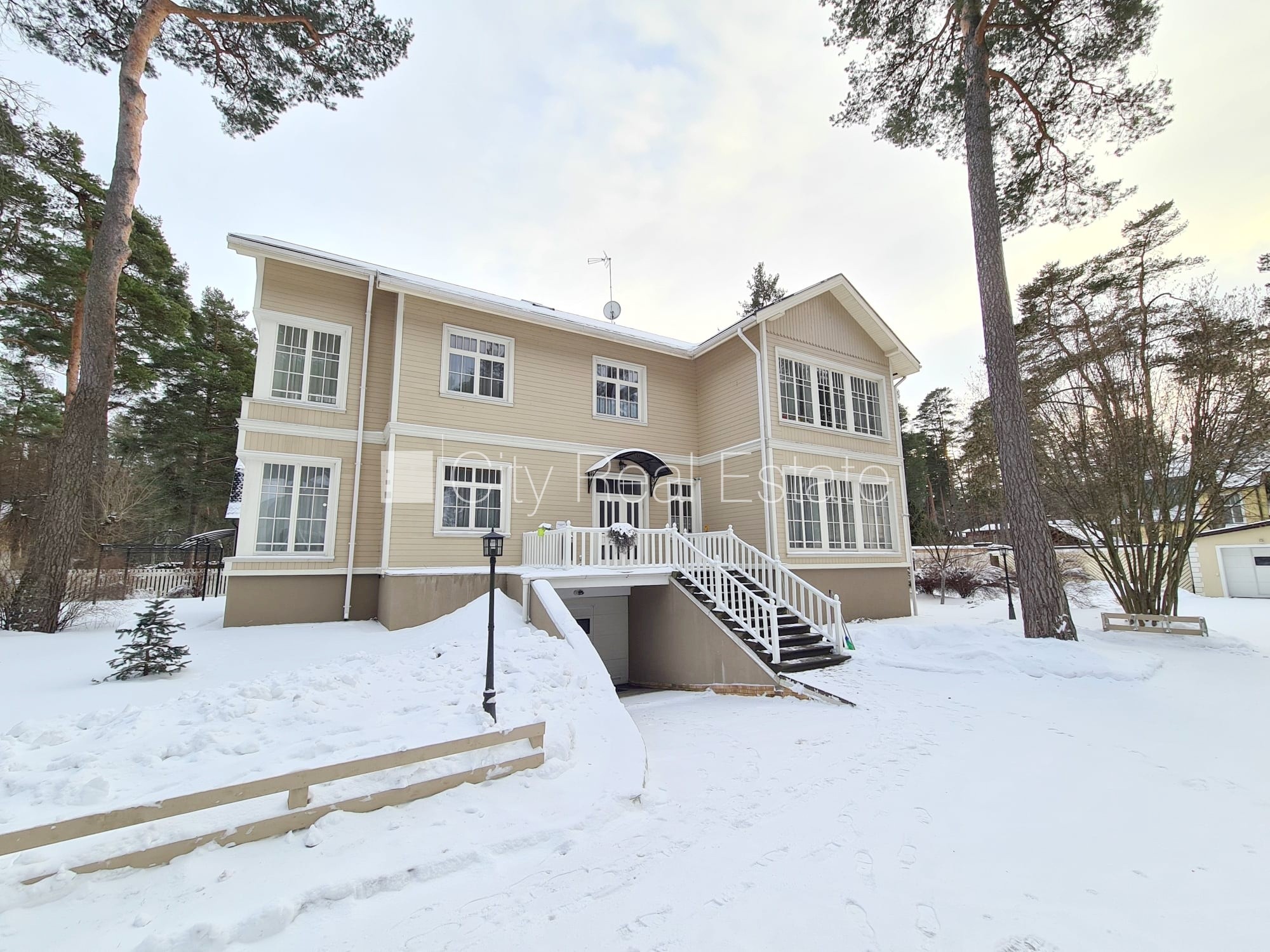 Sludinājumi. Labiekārtots apzaļumots pagalms, teritorijas iebrauktuves vārti aprīkoti ar automatizētu atvēršanās Cena: 650 EUR/mēn Foto #18