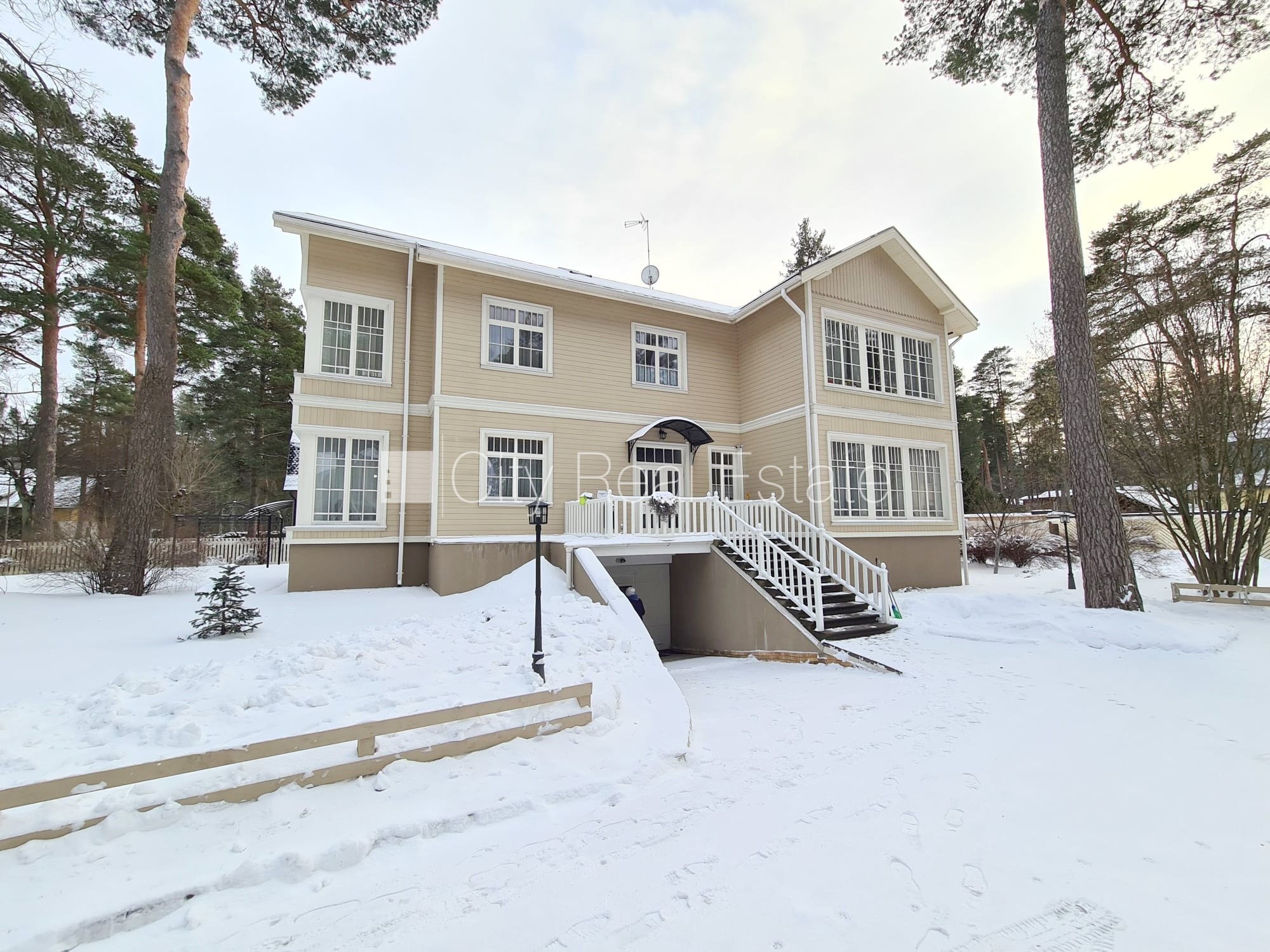 Sludinājumi. Labiekārtots apzaļumots pagalms, teritorijas iebrauktuves vārti aprīkoti ar automatizētu atvēršanās Cena: 650 EUR/mēn Foto #19