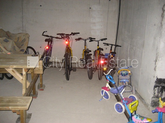 Sludinājumi. Labiekārtots apzaļumots pagalms, teritorijas iebrauktuves vārti aprīkoti ar automatizētu atvēršanās Cena: 650 EUR/mēn Foto #14