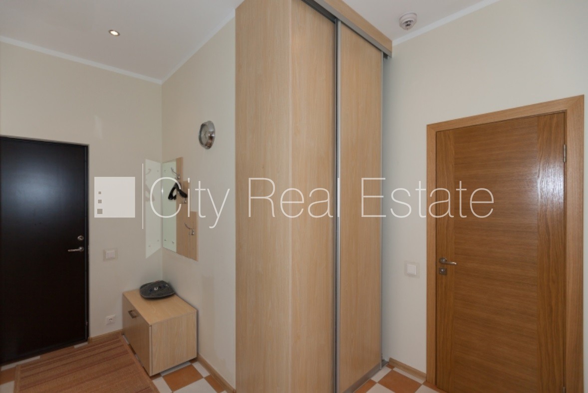 Sludinājumi. Labiekārtots apzaļumots pagalms, teritorijas iebrauktuves vārti aprīkoti ar automatizētu atvēršanās Cena: 650 EUR/mēn Foto #8