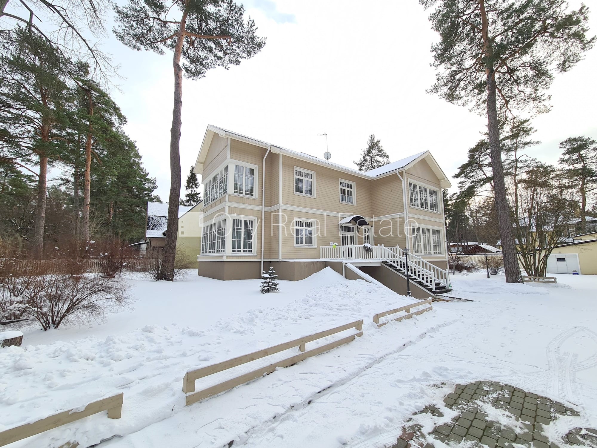 Sludinājumi. Labiekārtots apzaļumots pagalms, teritorijas iebrauktuves vārti aprīkoti ar automatizētu atvēršanās Cena: 650 EUR/mēn Foto #20