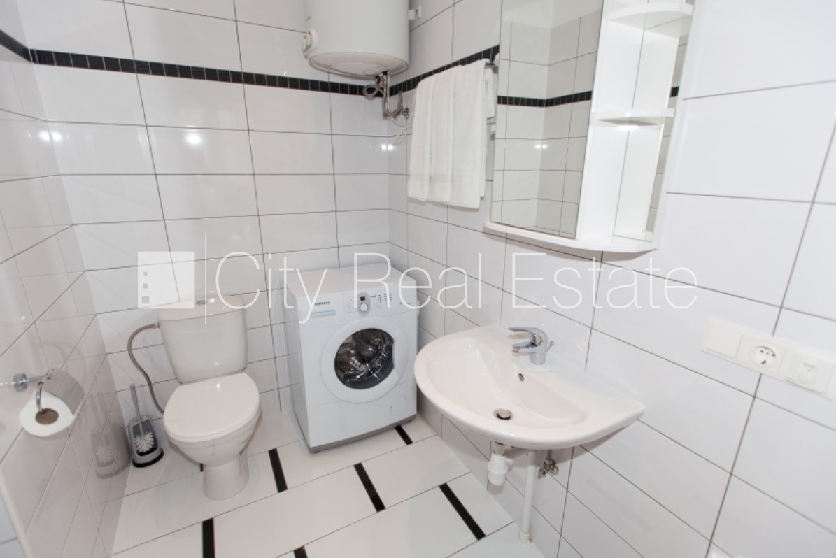 Sludinājumi. Labiekārtots apzaļumots pagalms, teritorijas iebrauktuves vārti aprīkoti ar automatizētu atvēršanās Cena: 650 EUR/mēn Foto #9