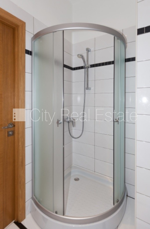 Sludinājumi. Labiekārtots apzaļumots pagalms, teritorijas iebrauktuves vārti aprīkoti ar automatizētu atvēršanās Cena: 650 EUR/mēn Foto #10