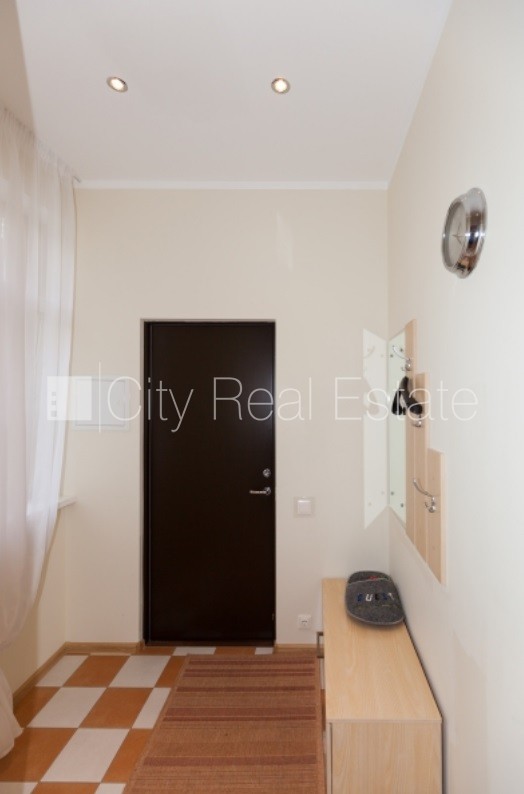 Sludinājumi. Labiekārtots apzaļumots pagalms, teritorijas iebrauktuves vārti aprīkoti ar automatizētu atvēršanās Cena: 650 EUR/mēn Foto #11