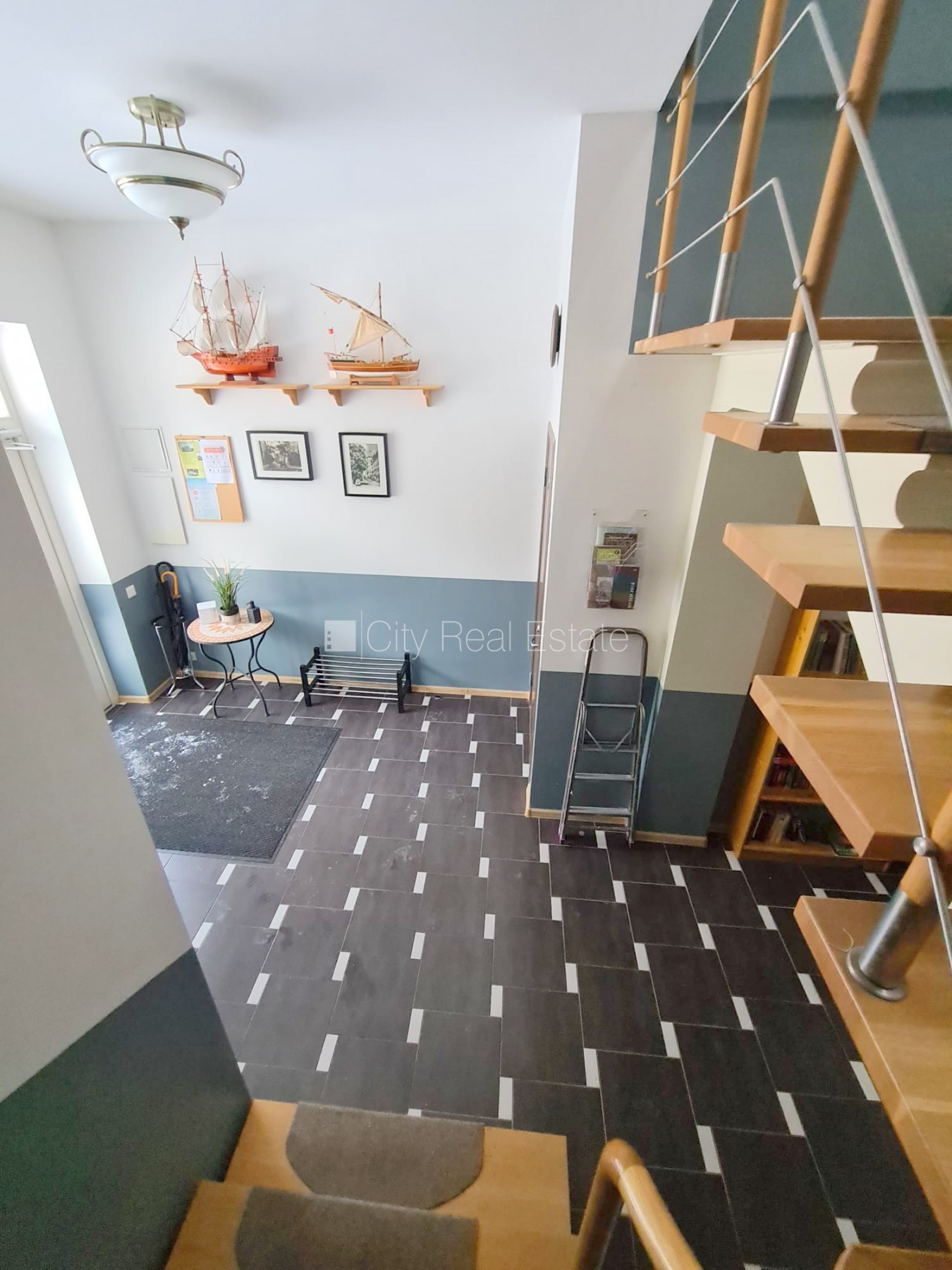 Sludinājumi. Labiekārtots apzaļumots pagalms, teritorijas iebrauktuves vārti aprīkoti ar automatizētu atvēršanās Cena: 650 EUR/mēn Foto #13