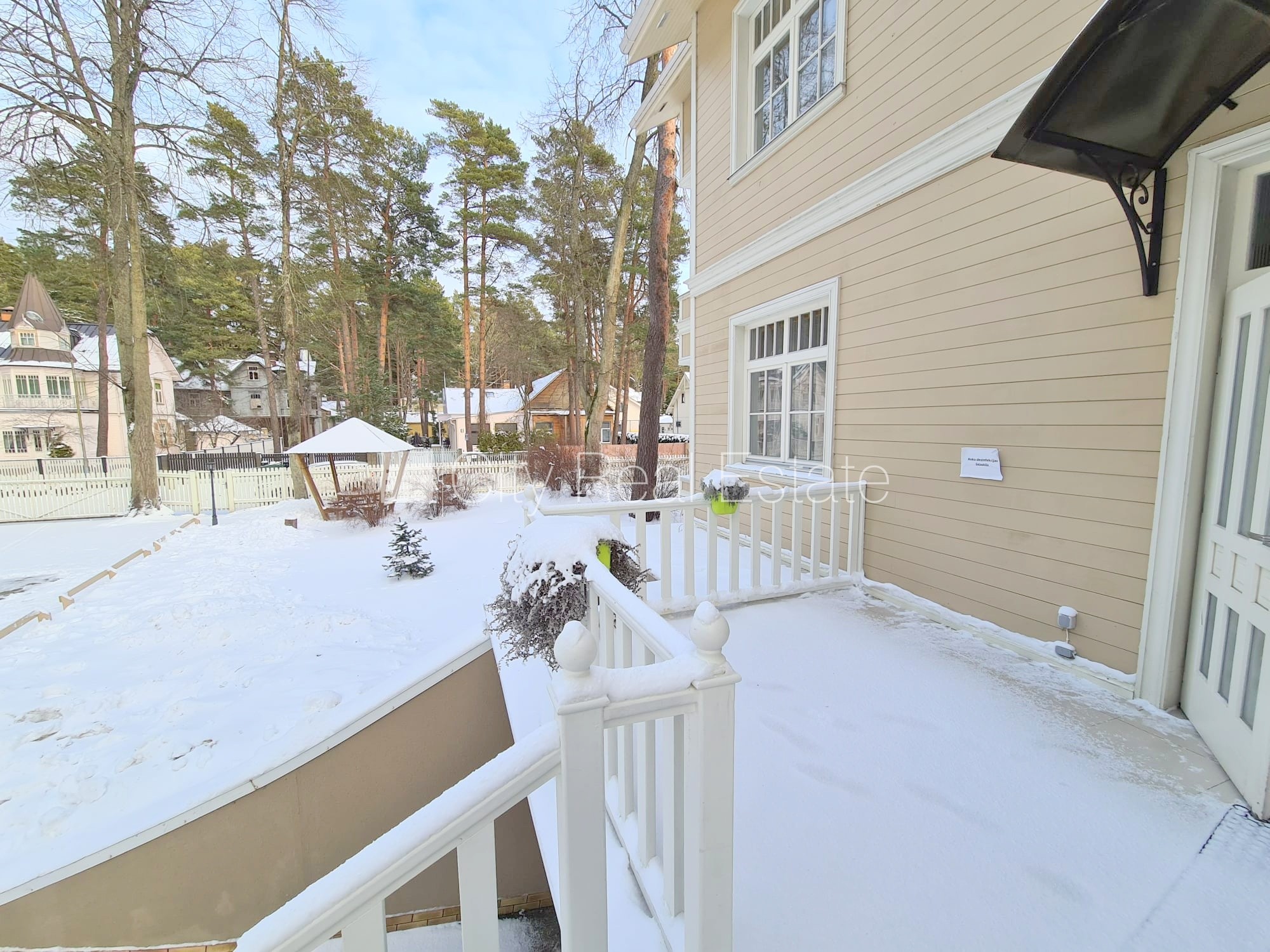 Sludinājumi. Labiekārtots apzaļumots pagalms, teritorijas iebrauktuves vārti aprīkoti ar automatizētu atvēršanās Cena: 650 EUR/mēn Foto #15