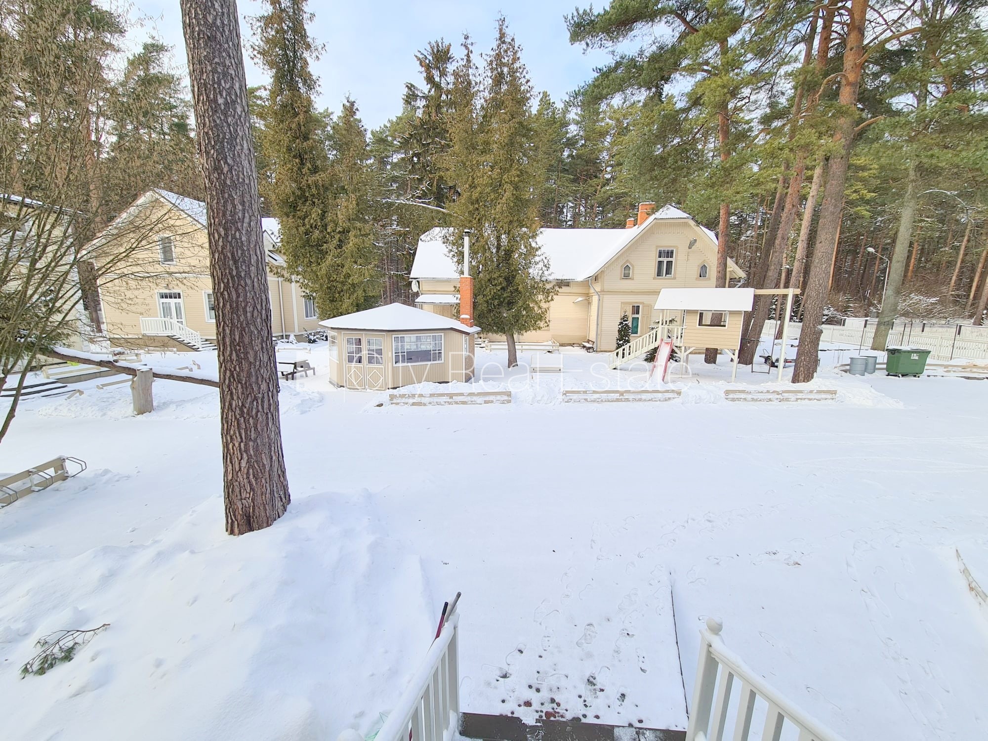 Sludinājumi. Labiekārtots apzaļumots pagalms, teritorijas iebrauktuves vārti aprīkoti ar automatizētu atvēršanās Cena: 650 EUR/mēn Foto #16