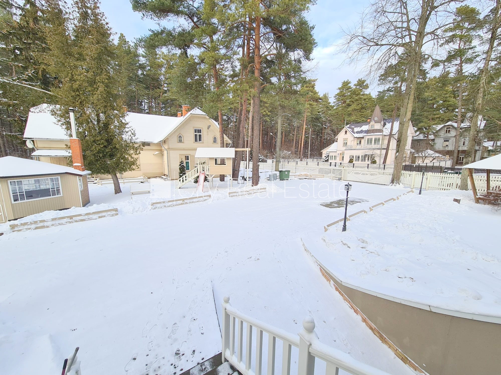 Sludinājumi. Labiekārtots apzaļumots pagalms, teritorijas iebrauktuves vārti aprīkoti ar automatizētu atvēršanās Cena: 650 EUR/mēn Foto #17