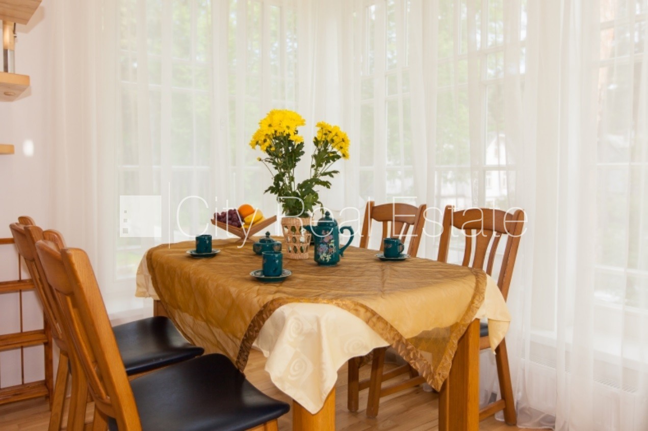 Sludinājumi. Labiekārtots apzaļumots pagalms, slēgts pagalms, teritorijas iebrauktuves vārti aprīkoti ar Cena: 1800 EUR/mēn Foto #2