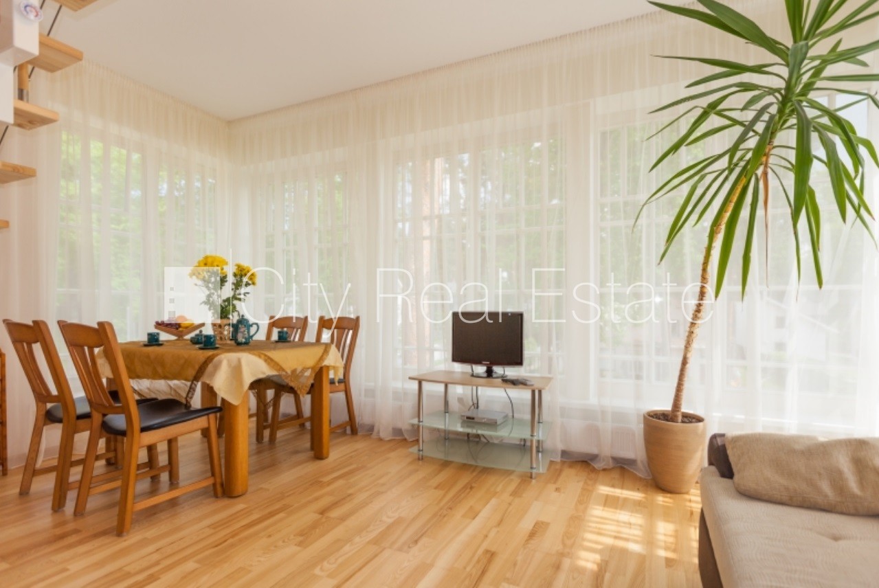 Sludinājumi. Labiekārtots apzaļumots pagalms, slēgts pagalms, teritorijas iebrauktuves vārti aprīkoti ar Cena: 1800 EUR/mēn Foto #1