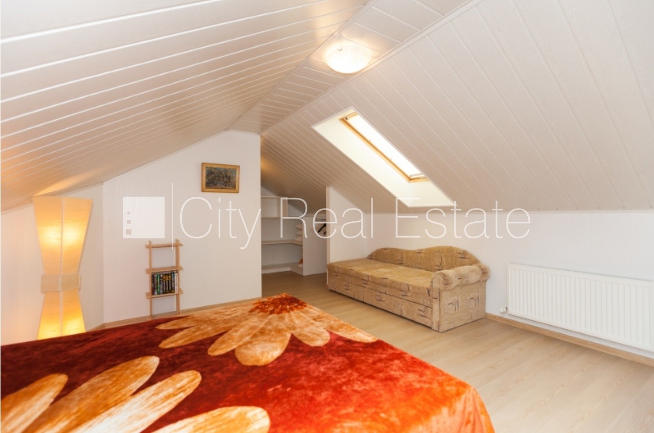 Sludinājumi. Labiekārtots apzaļumots pagalms, slēgts pagalms, teritorijas iebrauktuves vārti aprīkoti ar Cena: 1800 EUR/mēn Foto #5