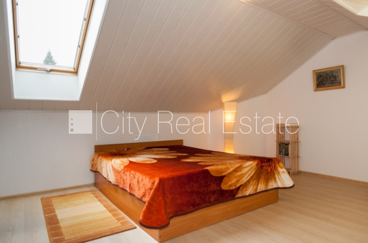 Sludinājumi. Labiekārtots apzaļumots pagalms, slēgts pagalms, teritorijas iebrauktuves vārti aprīkoti ar Cena: 1800 EUR/mēn Foto #7