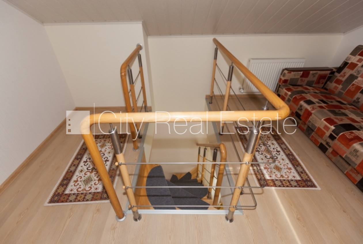 Sludinājumi. Labiekārtots apzaļumots pagalms, slēgts pagalms, teritorijas iebrauktuves vārti aprīkoti ar Cena: 1800 EUR/mēn Foto #11