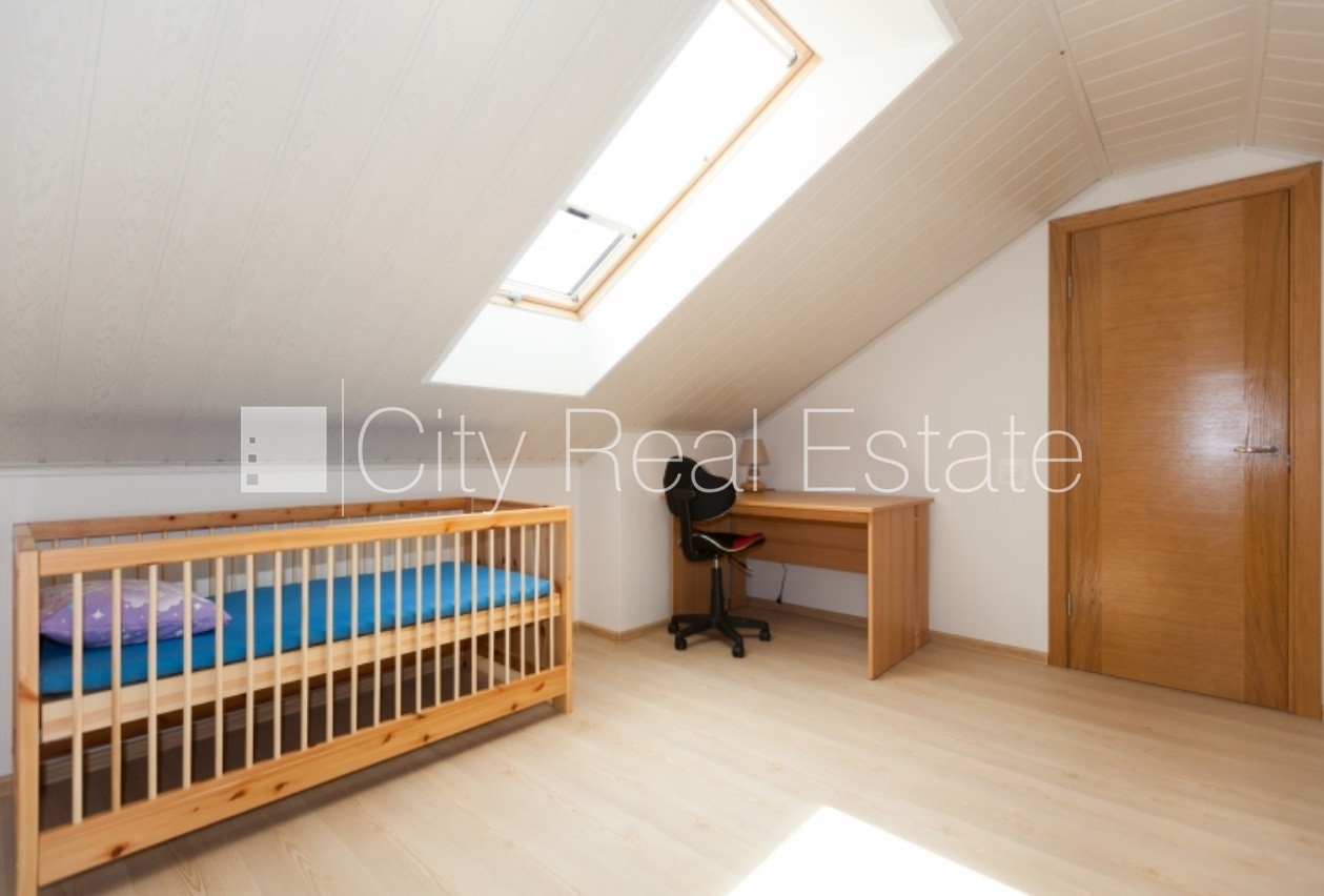 Sludinājumi. Labiekārtots apzaļumots pagalms, slēgts pagalms, teritorijas iebrauktuves vārti aprīkoti ar Cena: 1800 EUR/mēn Foto #12