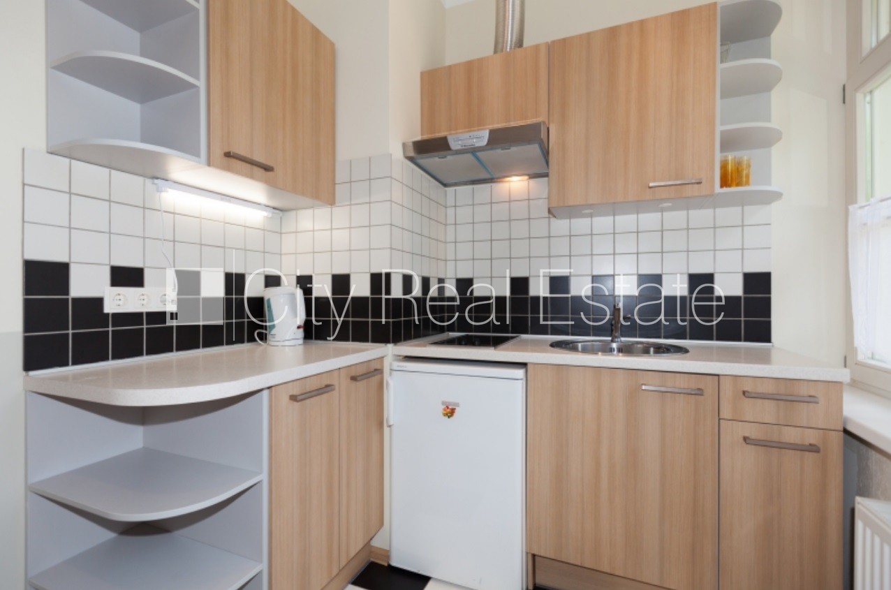 Sludinājumi. Labiekārtots apzaļumots pagalms, slēgts pagalms, teritorijas iebrauktuves vārti aprīkoti ar Cena: 1800 EUR/mēn Foto #4