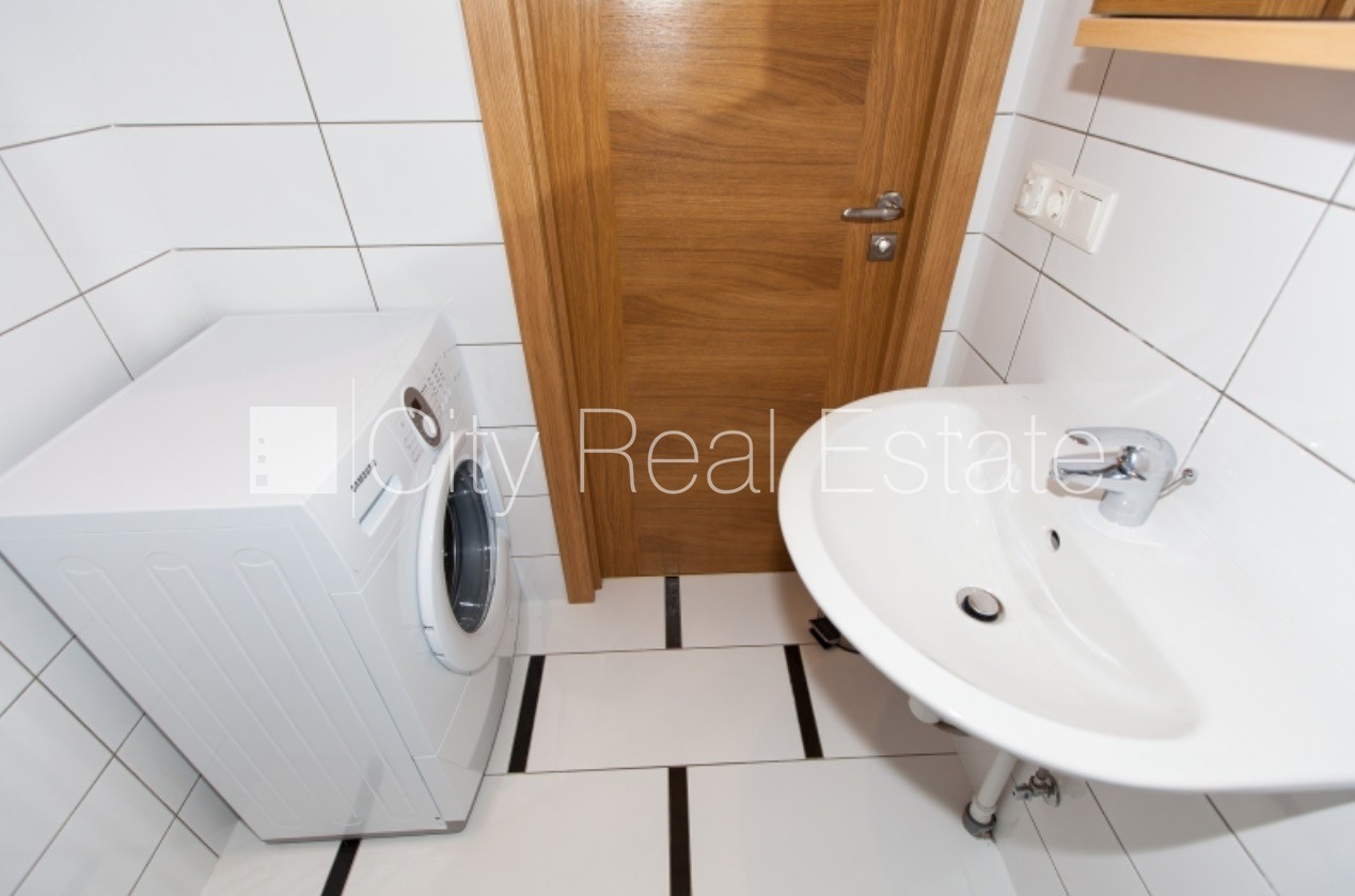 Sludinājumi. Labiekārtots apzaļumots pagalms, slēgts pagalms, teritorijas iebrauktuves vārti aprīkoti ar Cena: 1800 EUR/mēn Foto #15